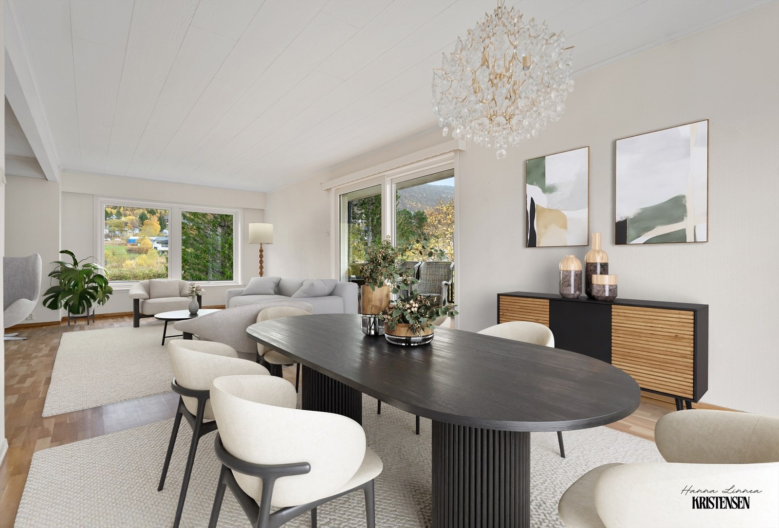 Åpen og sosial planløsning med god plass til både spisebord og sofagruppe. Store vindusflater gir en luftig følelse og flott utsyn mot naturen utenfor (digital møblering) Galleribilde