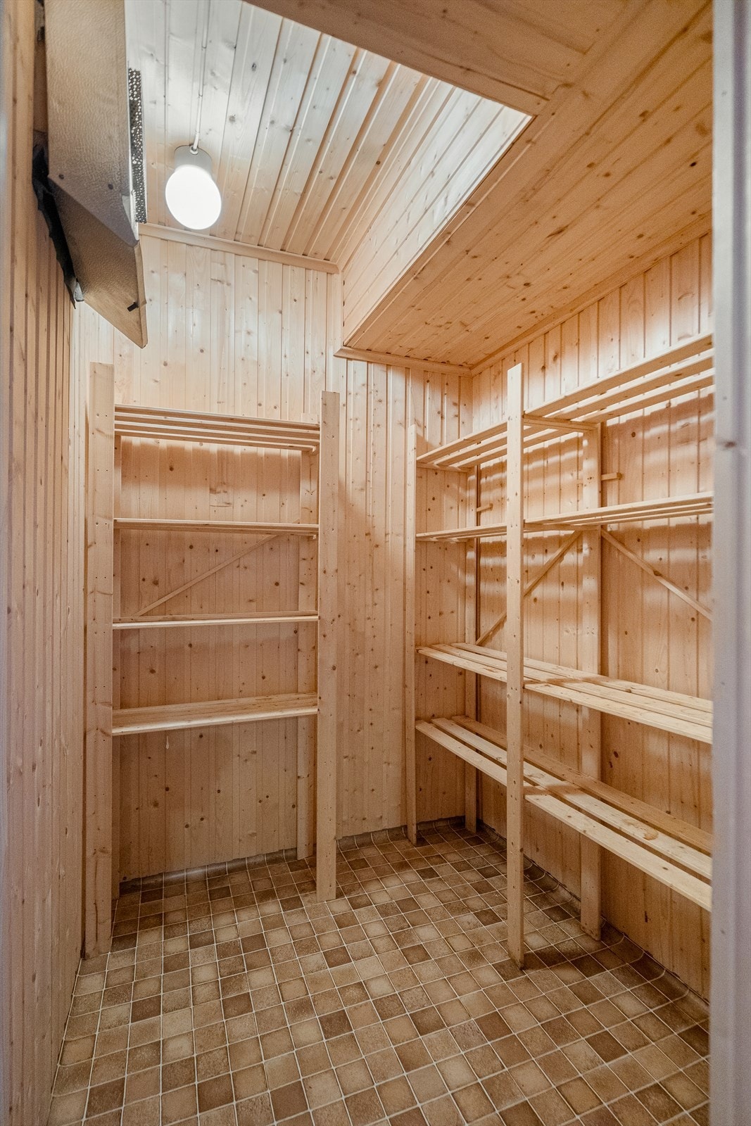 Romslig bod med hyllesystem og god plass til oppbevaring Galleribilde