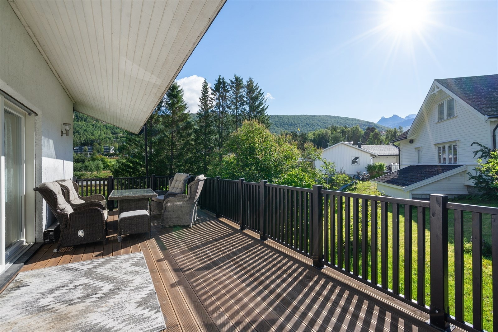Terrassen vender mot sør og byr på gode solforhold store deler av dagen, med flott utsikt mot grønne omgivelser og fjellene i bakgrunnen Galleribilde