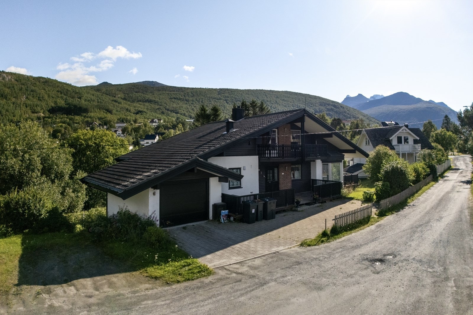 Velholdt enebolig med integrert garasje og god beliggenhet i et rolig og familievennlig boligområde Galleribilde