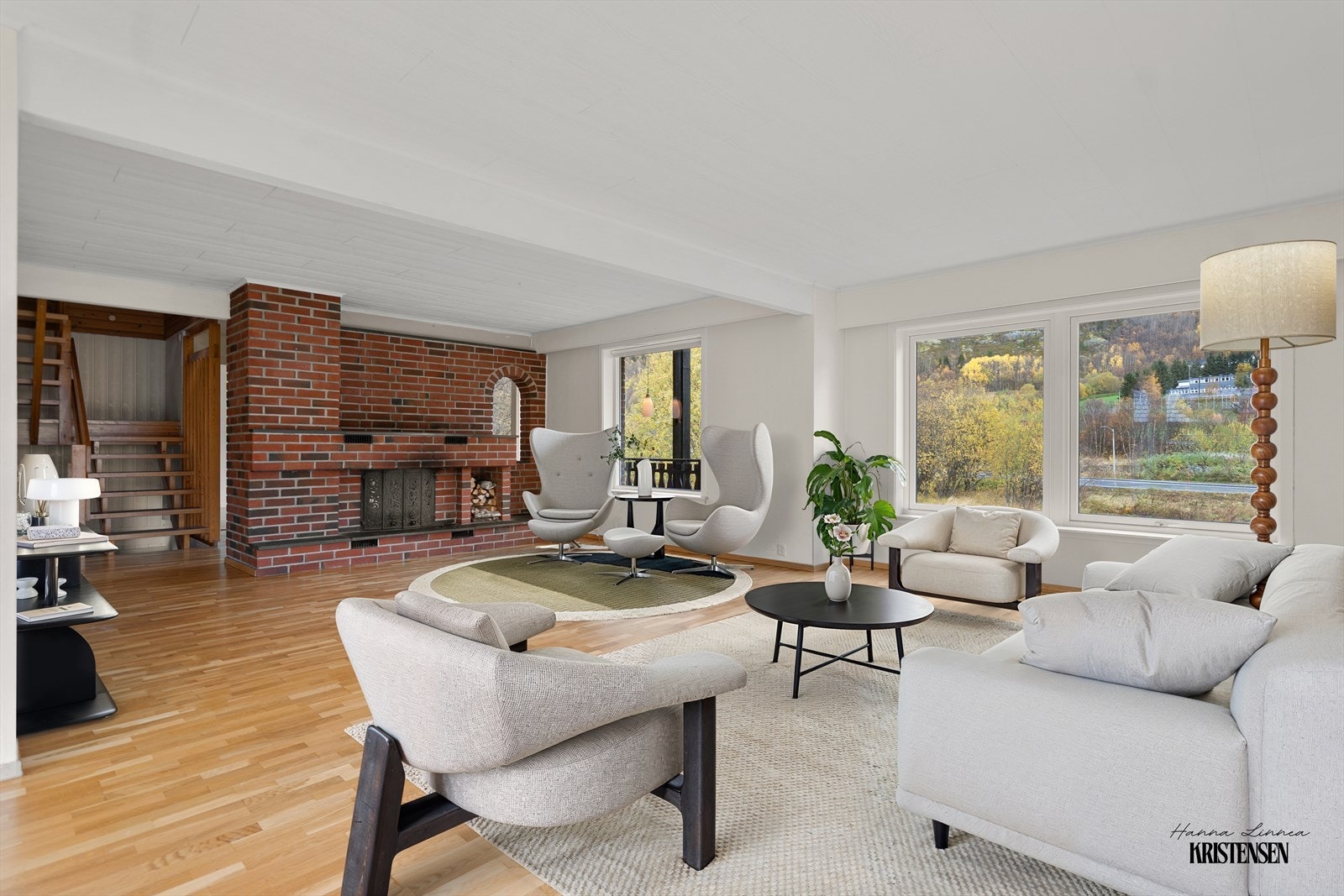 Her ser du hvordan stuen enkelt kan innredes med flere soner for både avslapning og hyggelige sammenkomster (digital møblering) Galleribilde