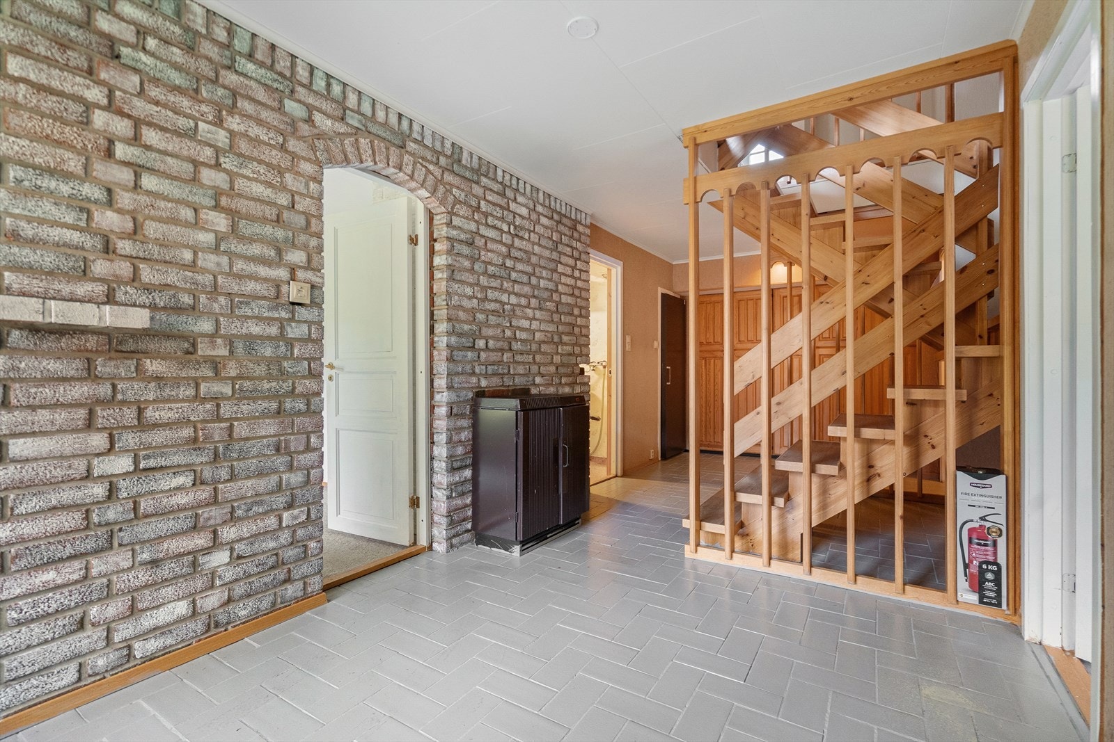Kjelleretasjen byr på en praktisk planløsning med trapp opp til hovedetasjen Galleribilde