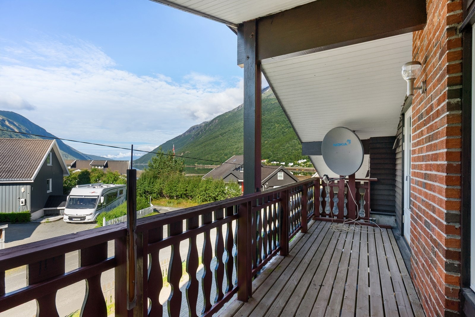 Balkong på fremsiden av huset med utgang fra loftstue Galleribilde