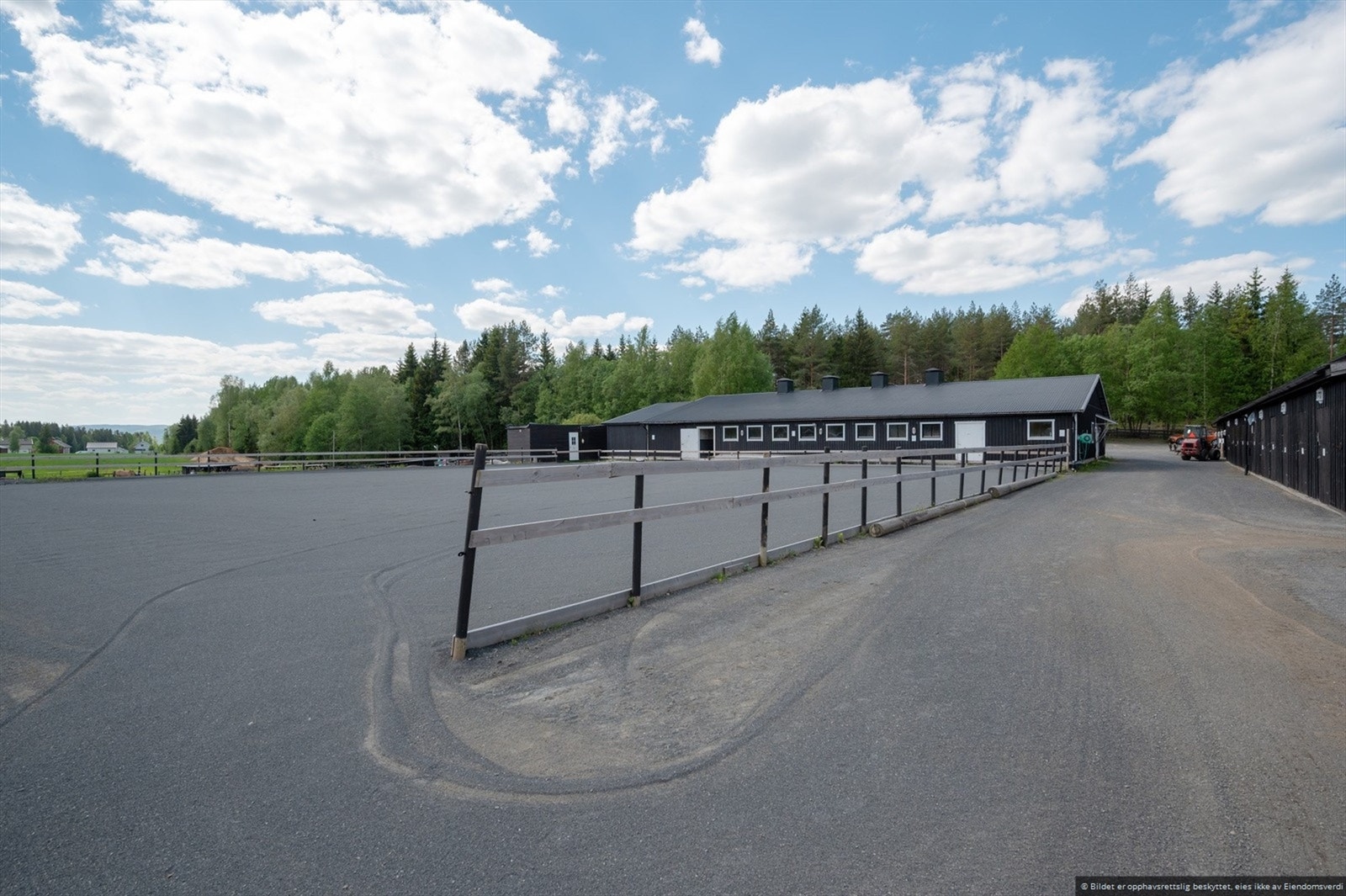 Det er drenerende masser under toppdekke på begge baner, og det er også satt ned stolper for fremtidig belysning i tilknytning til banene. Galleribilde