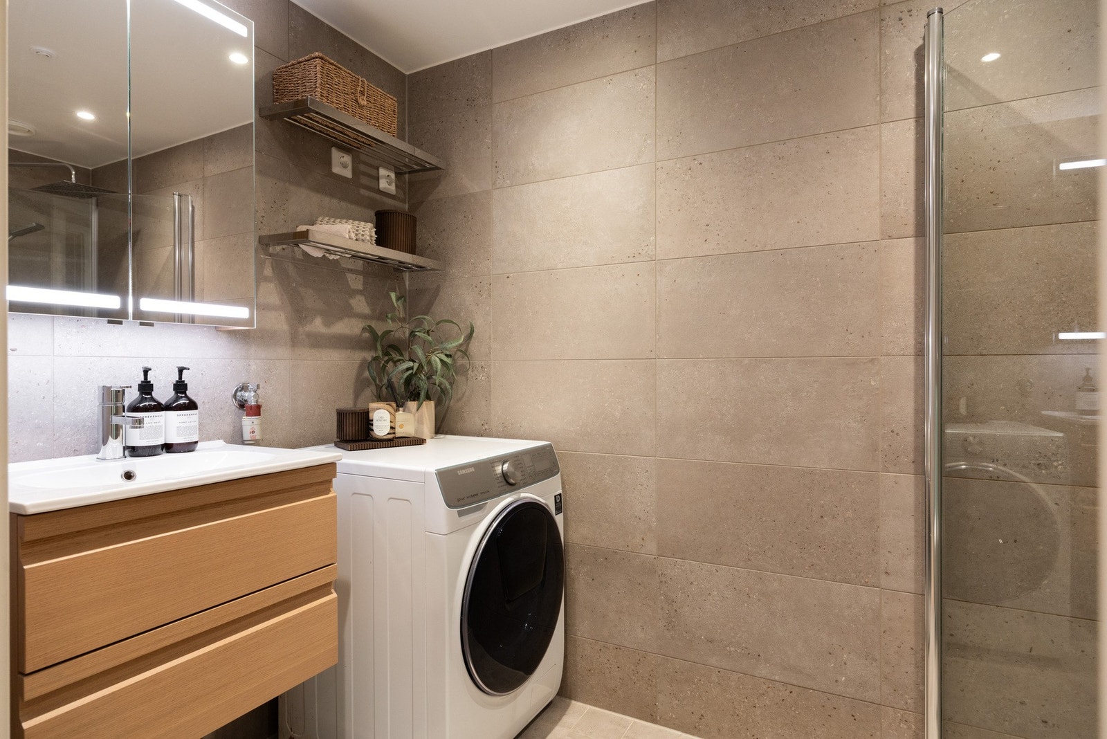 - Det er vannbåren varme i gulv og opplegg for vaskemaskin - Galleribilde