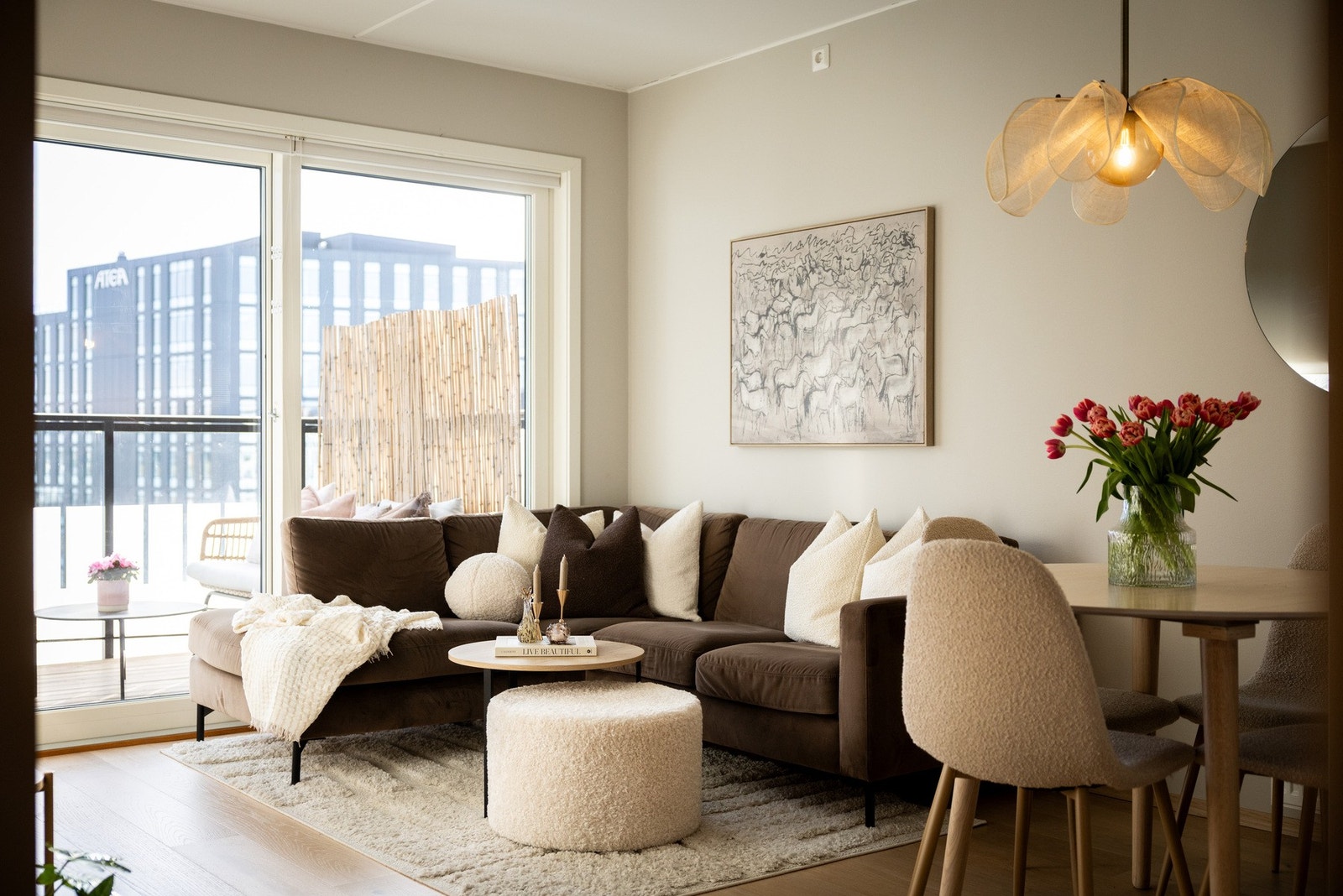 - Leiligheten er holdt i lyse, moderne farger som sammen med store vindusflater gir en luftig og fin atmosfære - Galleribilde