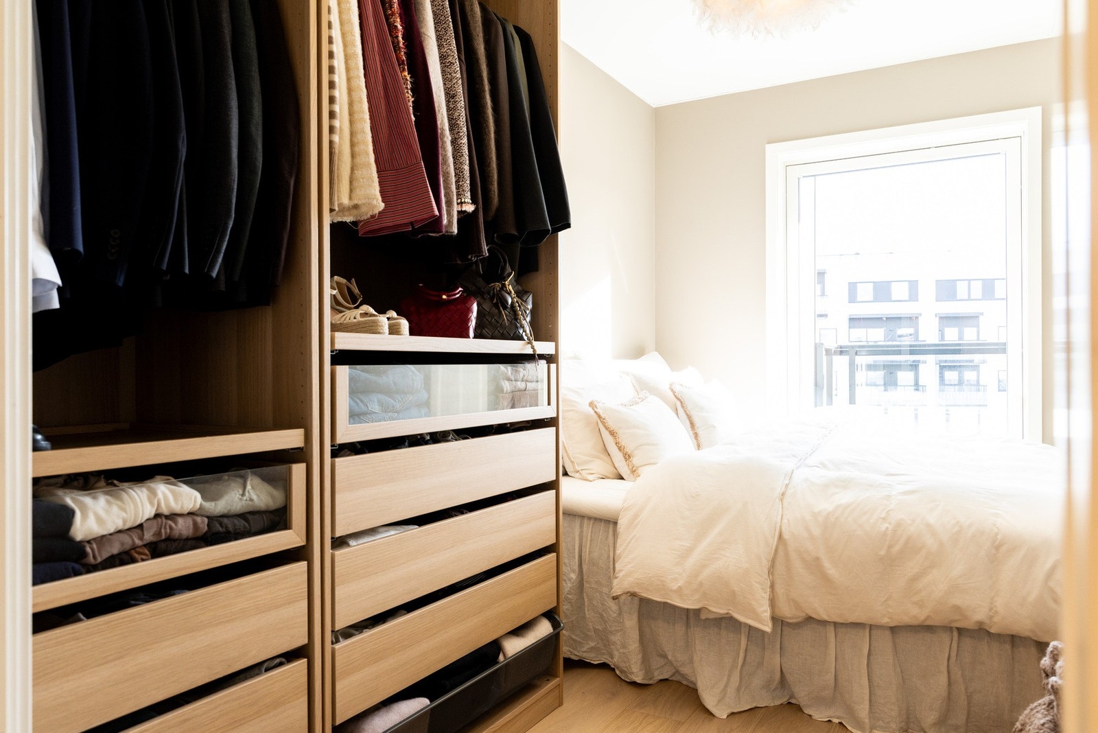 - Romslig soverom med god plass til dobbeltseng. Sengen er 1.80m bred - Galleribilde