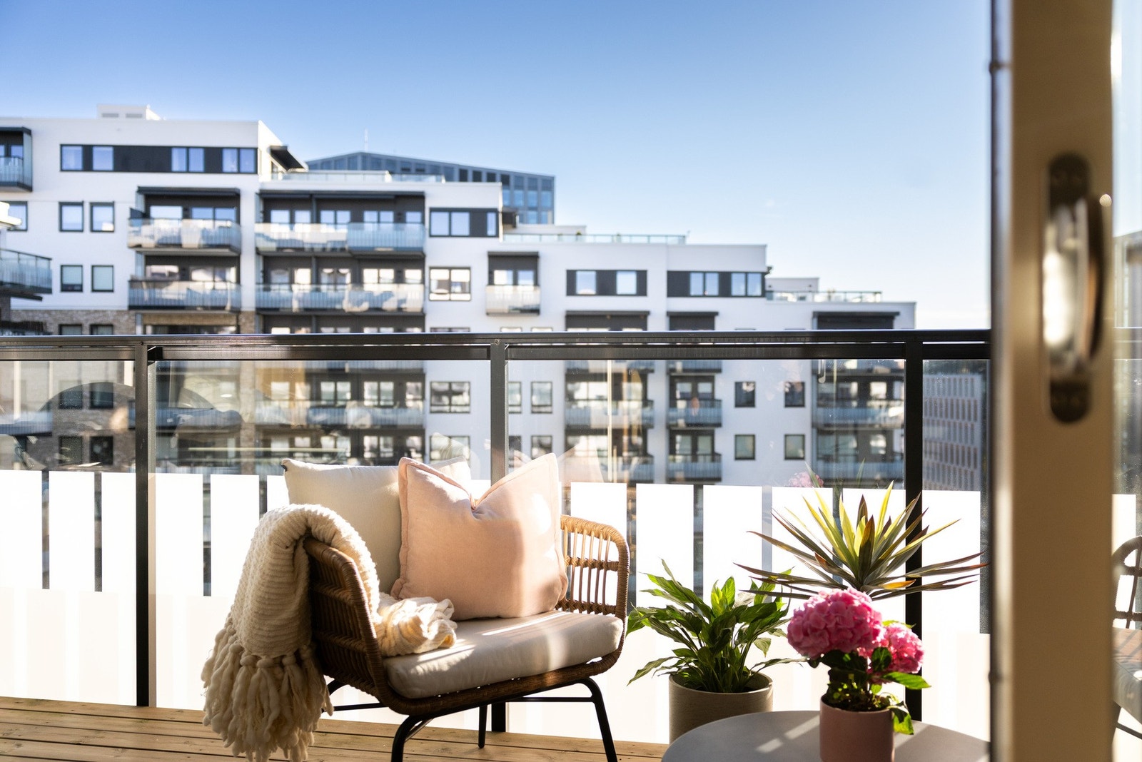 - Balkongen er overbygget og blir en herlig forlengelse av stuen i sommermånedene - Galleribilde