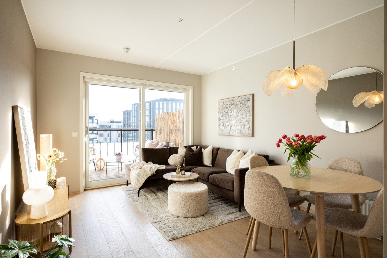 - Stuen er romslig med god plass til sofaseksjon og spisebord - Galleribilde