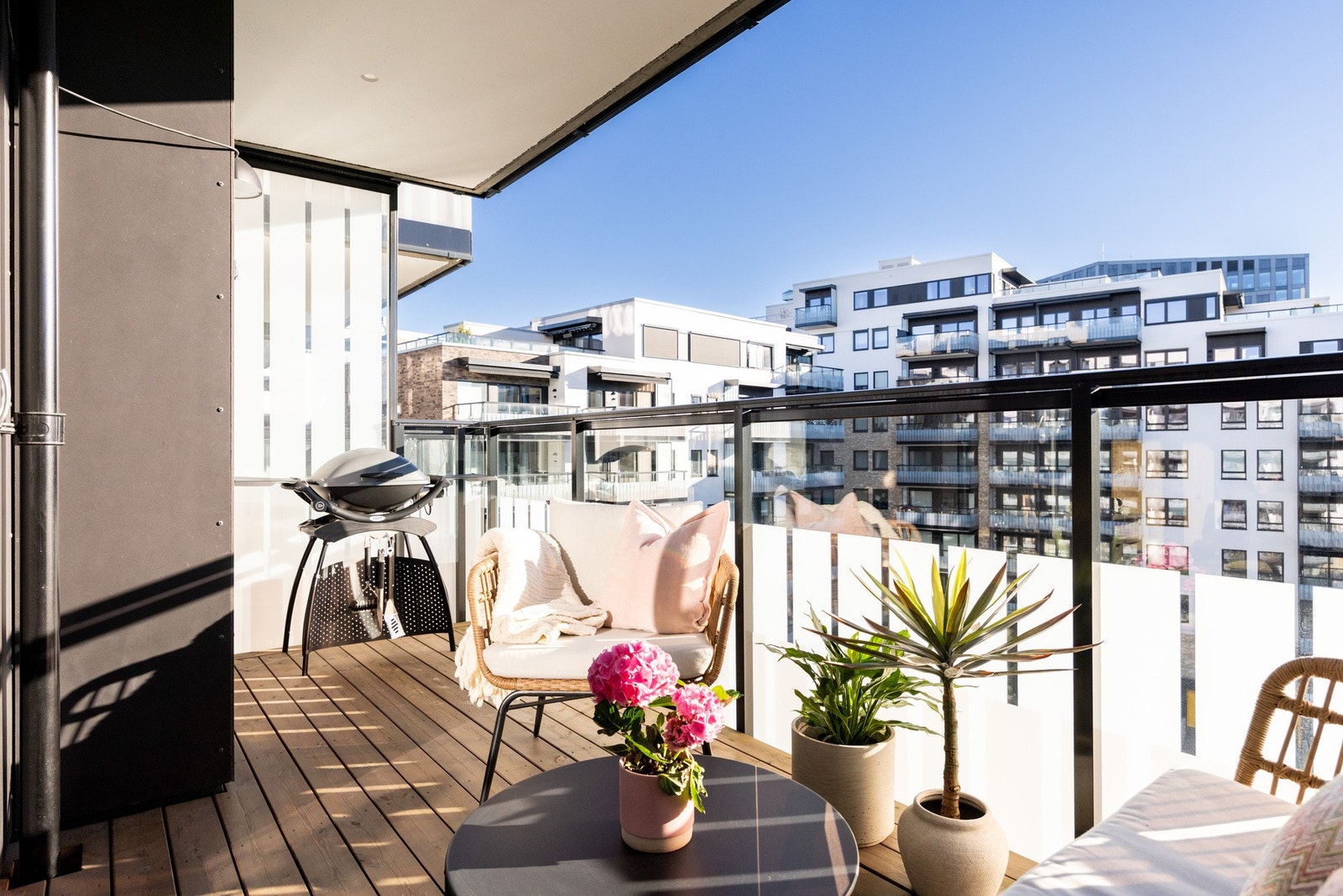 - Det er montert utelys og varmelampe for koselige sommerkvelder - Galleribilde