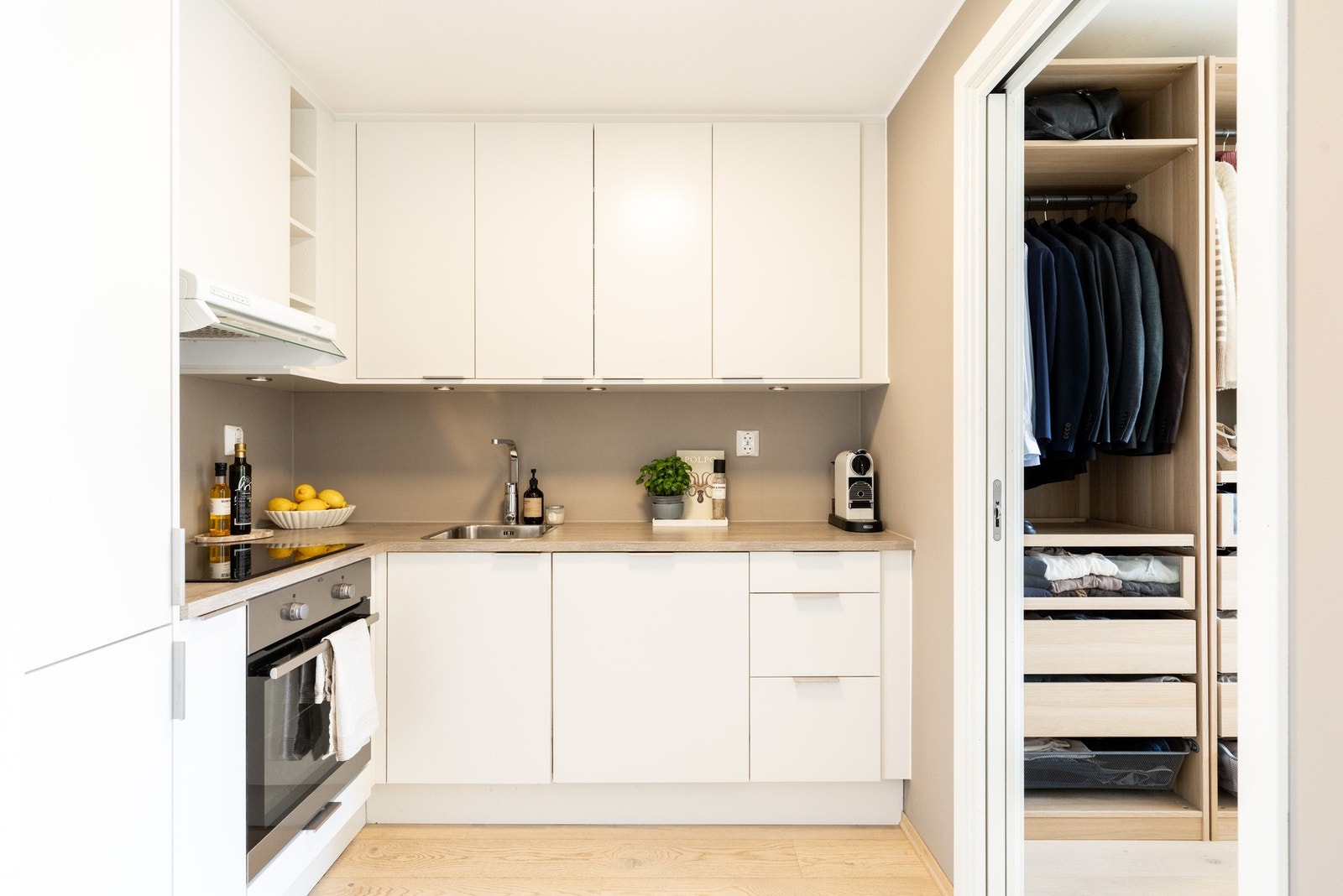 - Innbydende kjøkken med god skap -og benkeplass - Galleribilde