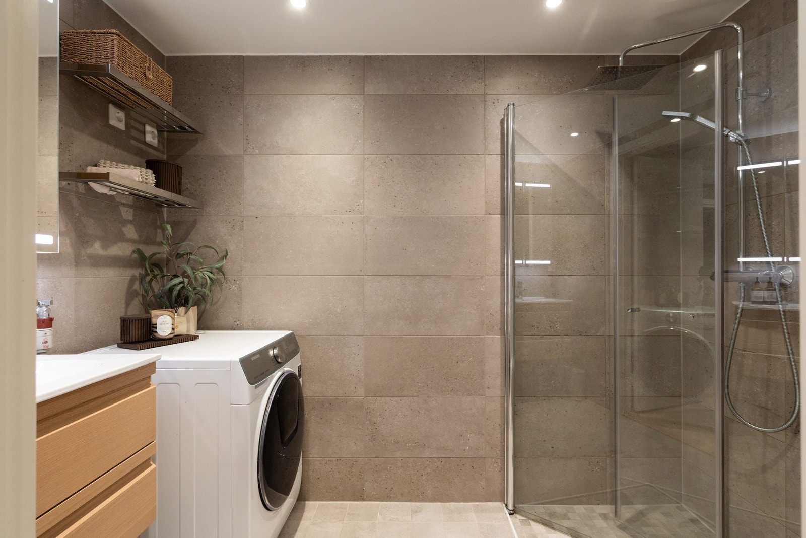 - Delikat baderom med oppgraderte fliser, servant og regnfallsdusj - Galleribilde