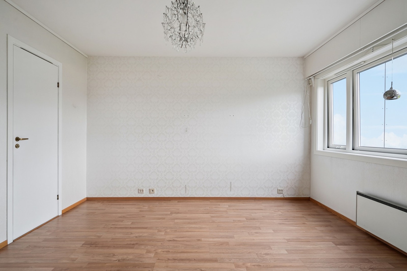 Det er laminat på gulvet og tapet på veggene. Galleribilde