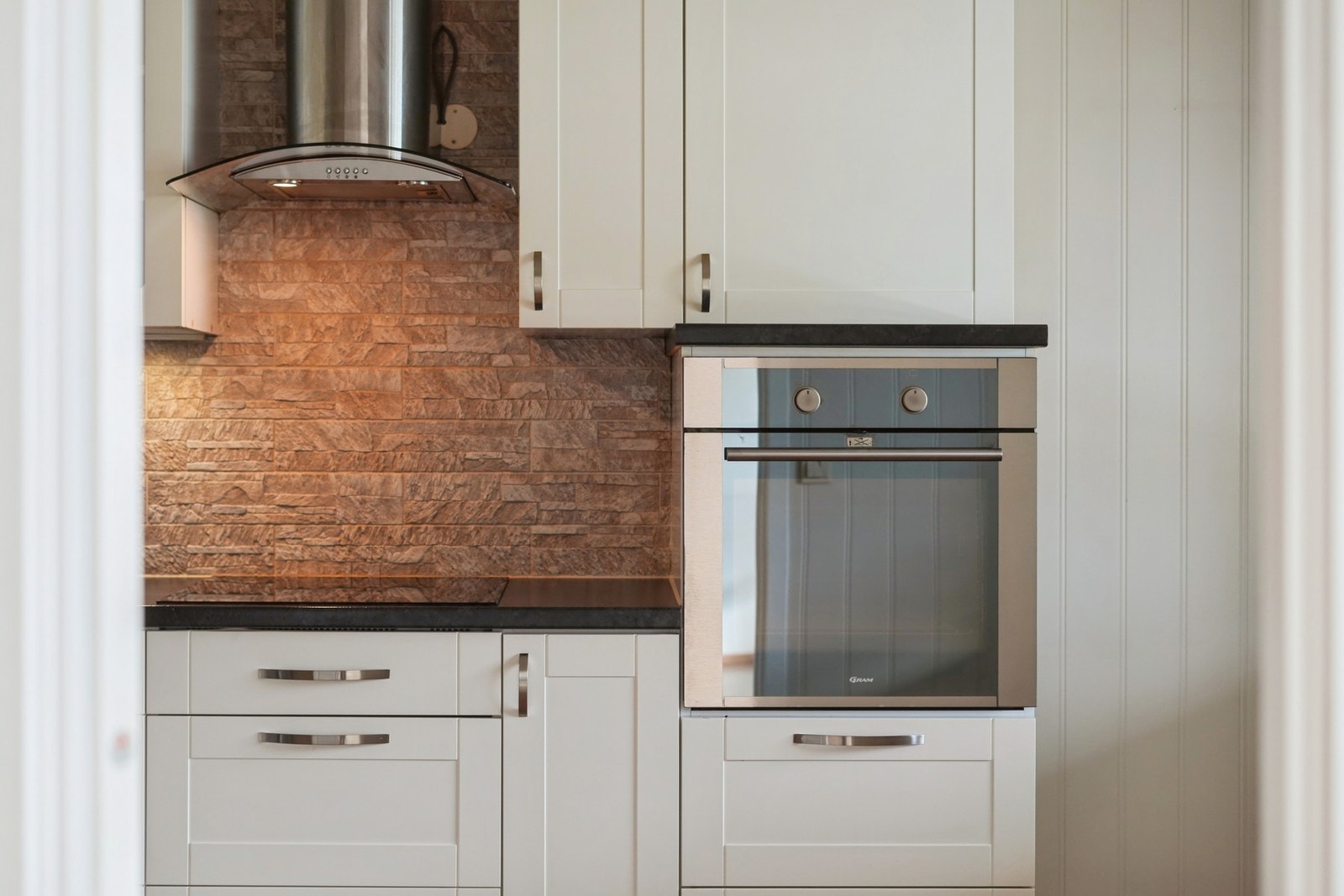 Det er kjøkkenventilator med avtrekk ut. Galleribilde