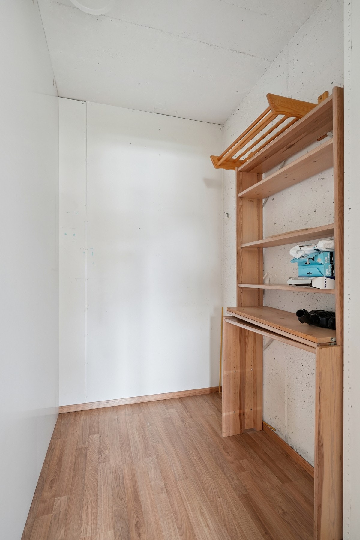 Walk in closet med plass til innredning av garderobe. Galleribilde