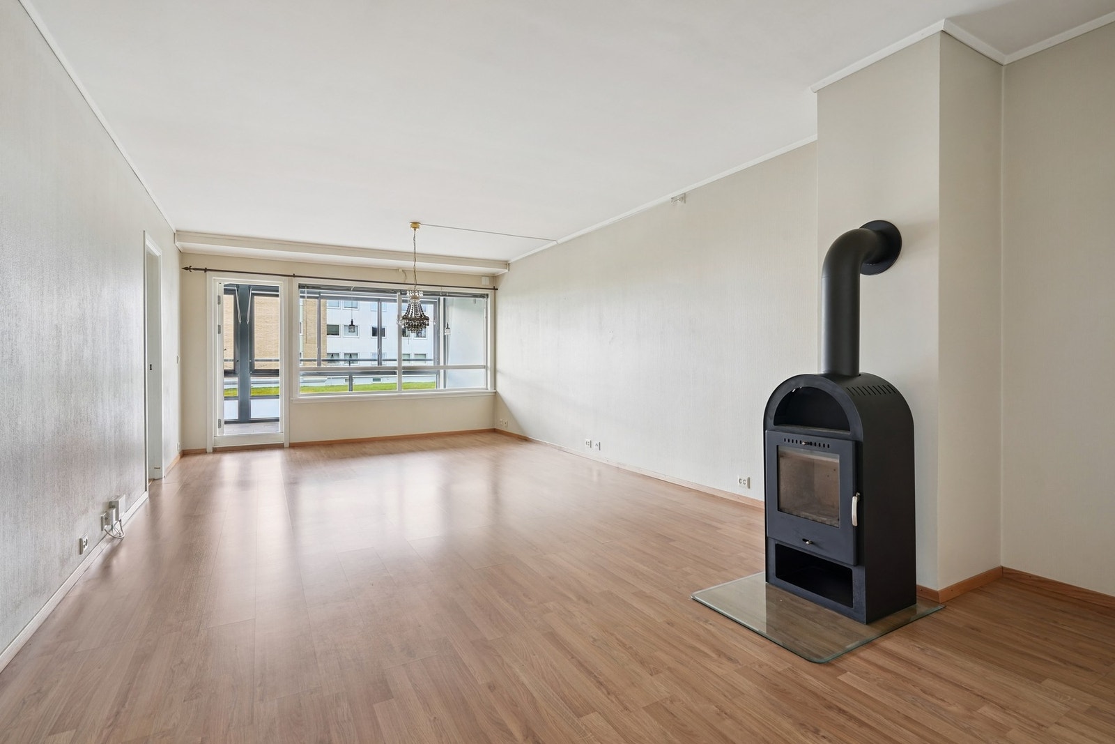 Stuen har laminat på gulvet, og på veggene er det tapet. Slett malt himling. Galleribilde