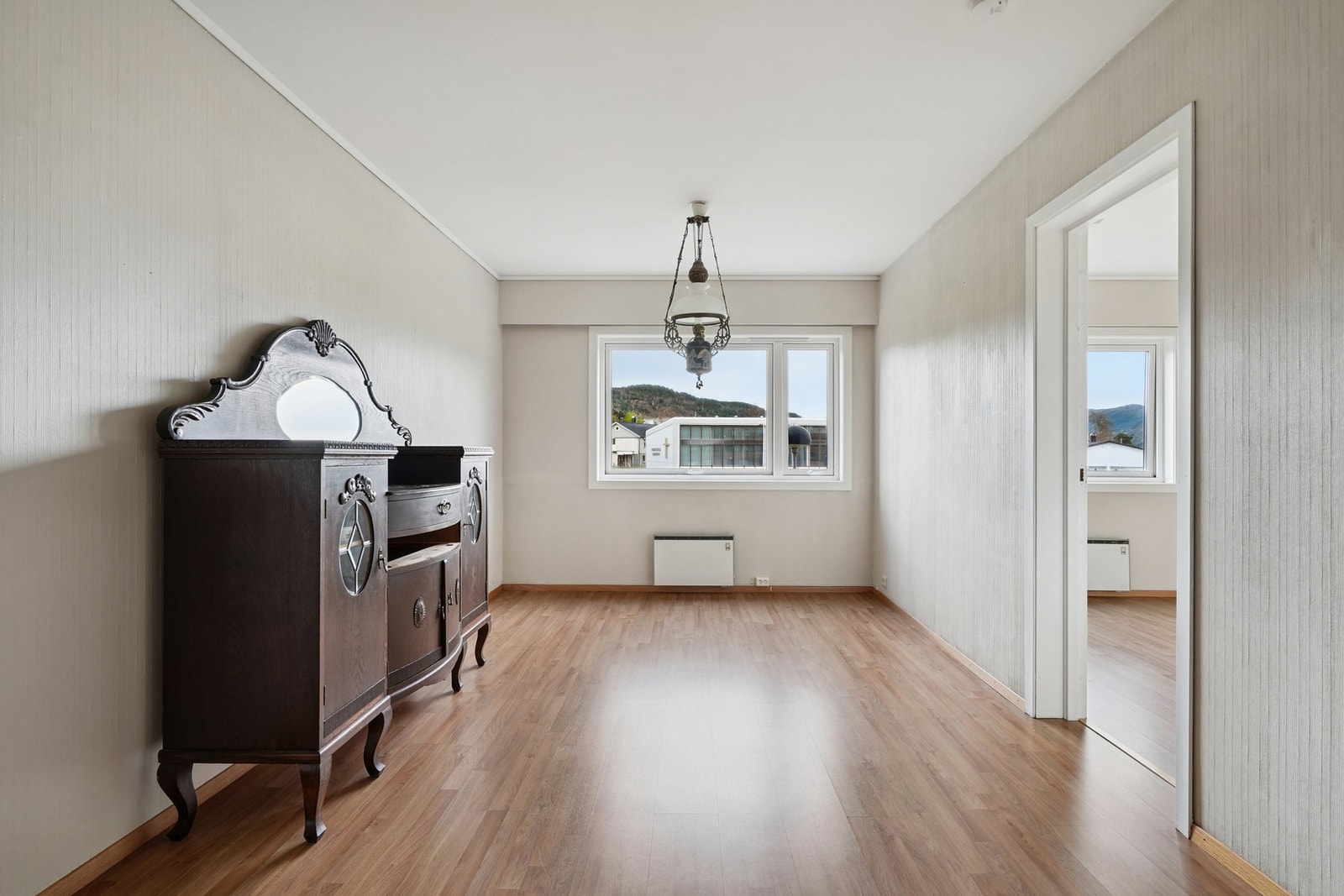 Vinduet i gangen vender mot øst. Galleribilde