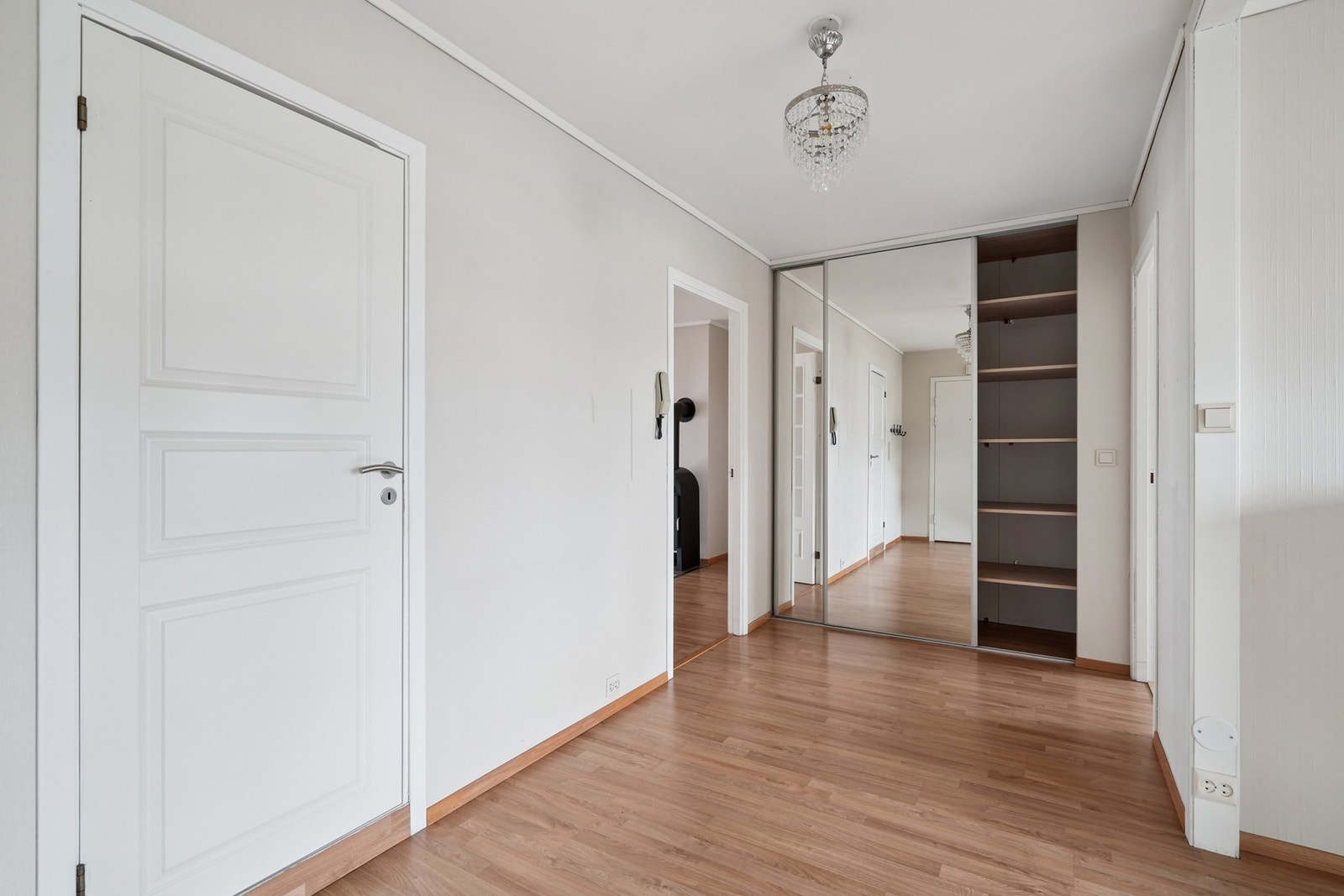 Det er montert skyvedørsgarderobe med speildører for god oppbevaring. Galleribilde