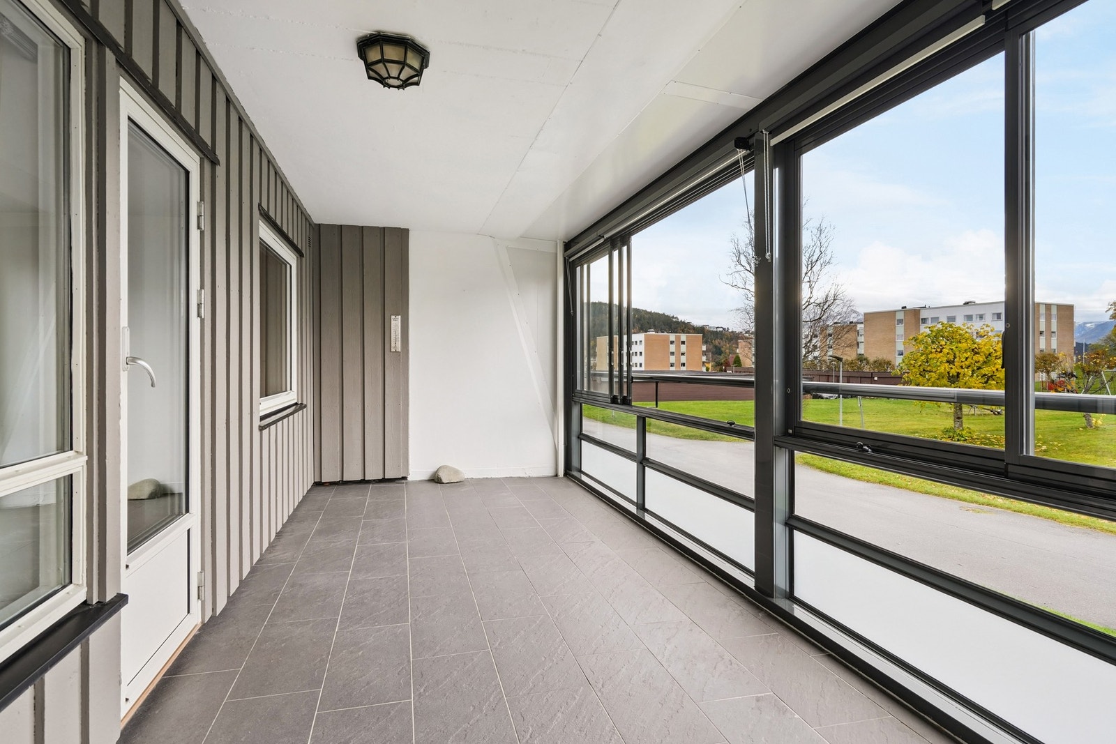 Terrassen er vestvendt med fin ettermiddagssol. Galleribilde