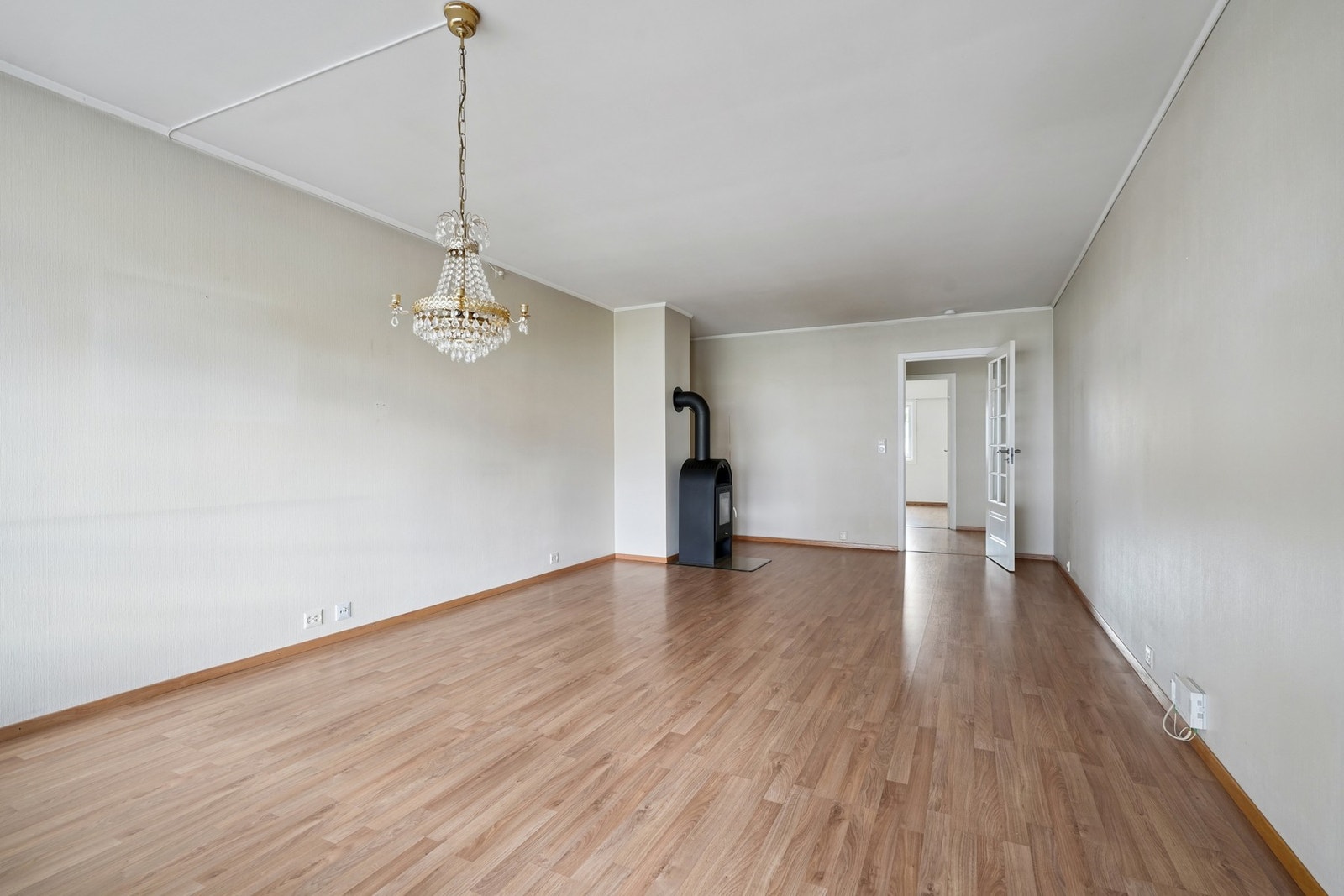 Det er god plass til å møblere med både sitte- og spisegruppe på stuen. Galleribilde