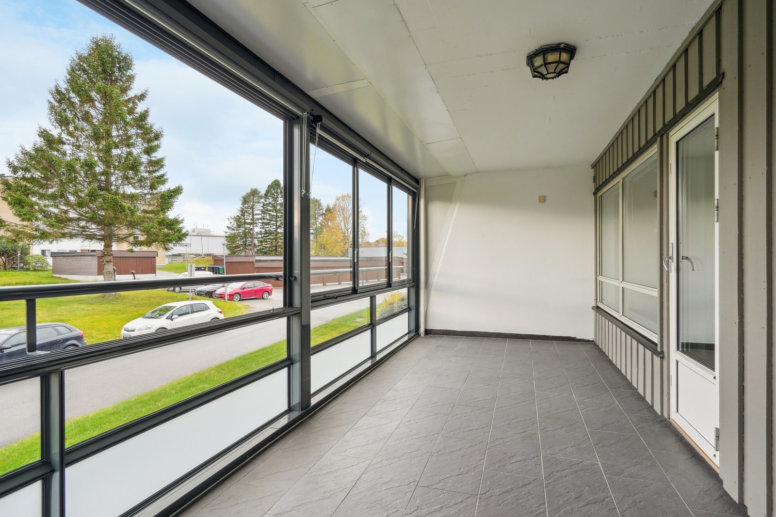 Balkongen har fliset dekke og det er montert belysning i innvendig tak. Galleribilde