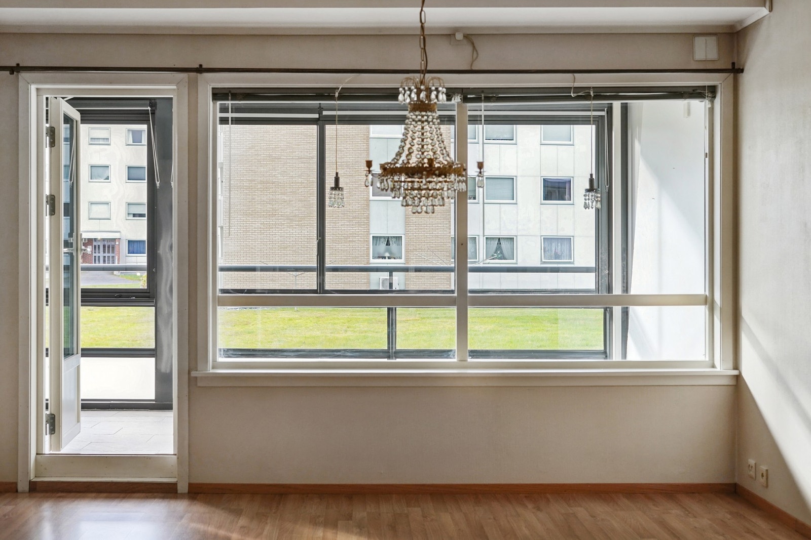 Utgang til en innglasset balkong. Galleribilde