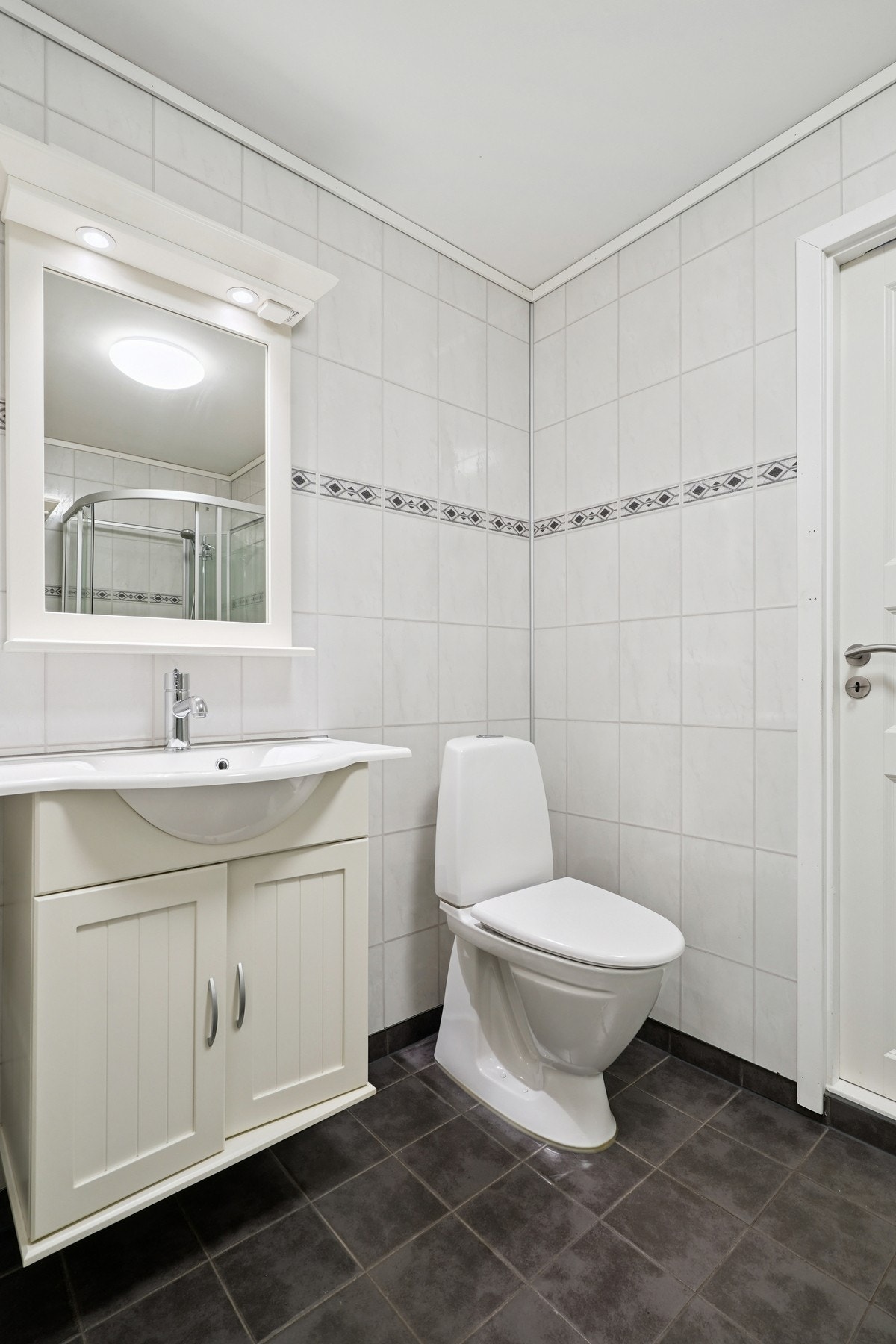 Det er fliset gulv og vegger. Varmekabler i gulvet. Galleribilde