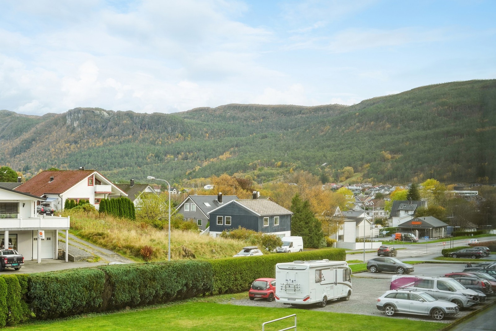 Med utsikt mot øst kan en se Emblemsfjellet. Det er svært gode turområder i nærheten. Galleribilde