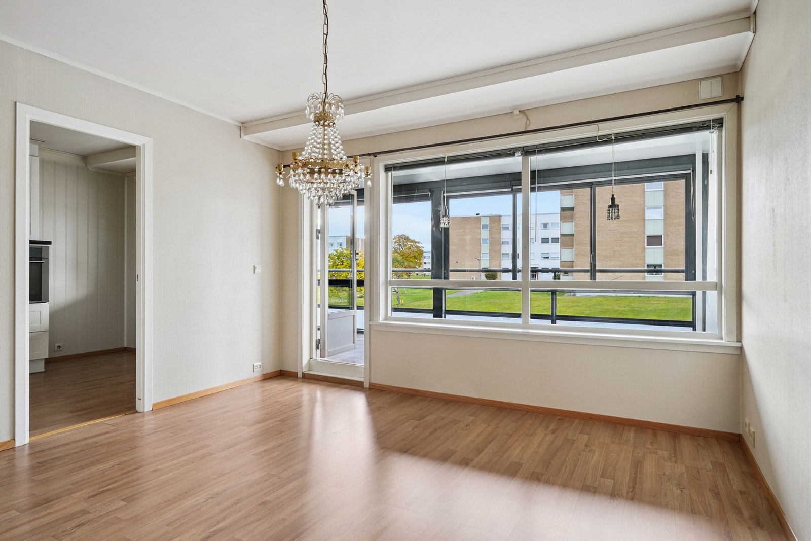 Fra stuen er det tilkomst til kjøkkenet. Galleribilde