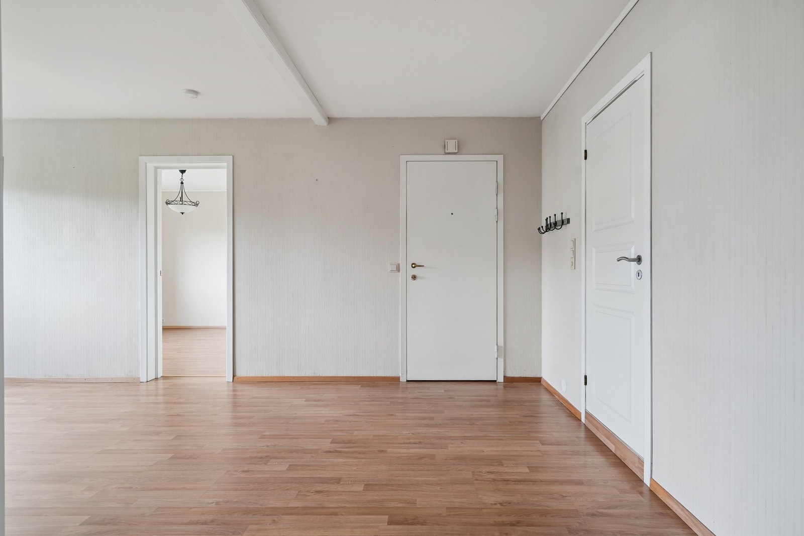 Det er laminat på gulvet og på veggene er det tapet. Galleribilde