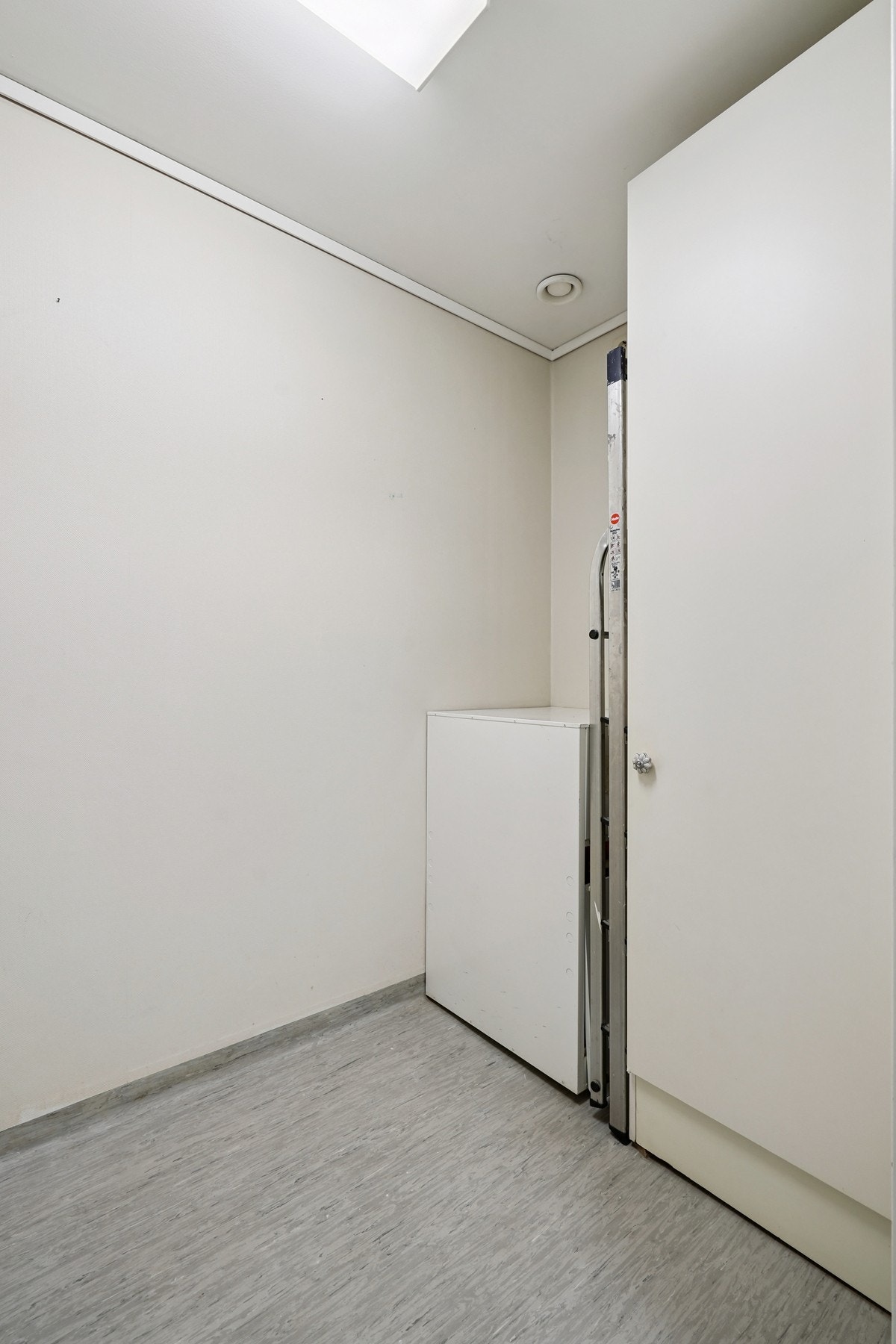 På vaskerommet er det plass til fryser og det er montert et skap. Galleribilde