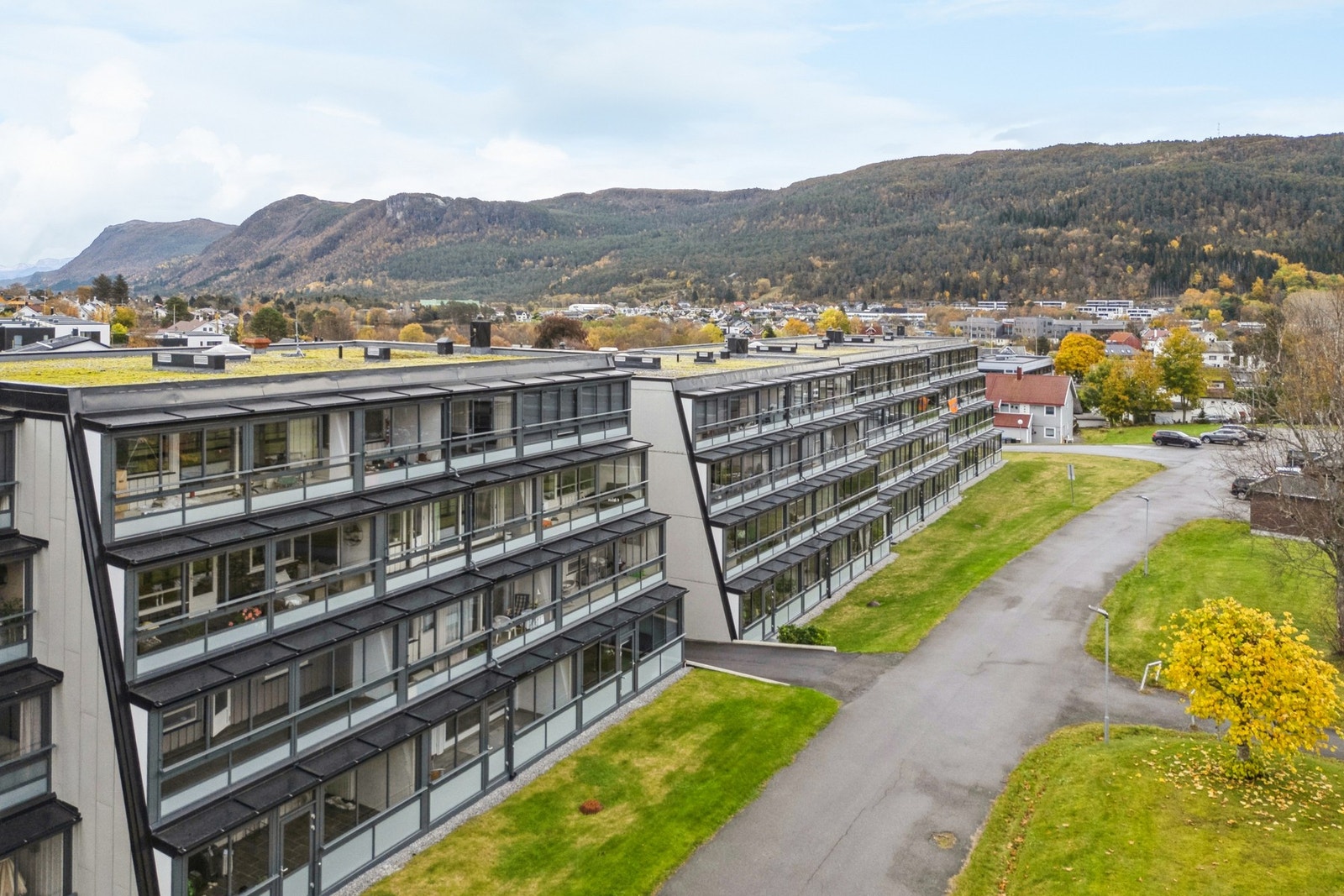 Leiligheten ligger i 2.etg og har balkong mot vest. Galleribilde