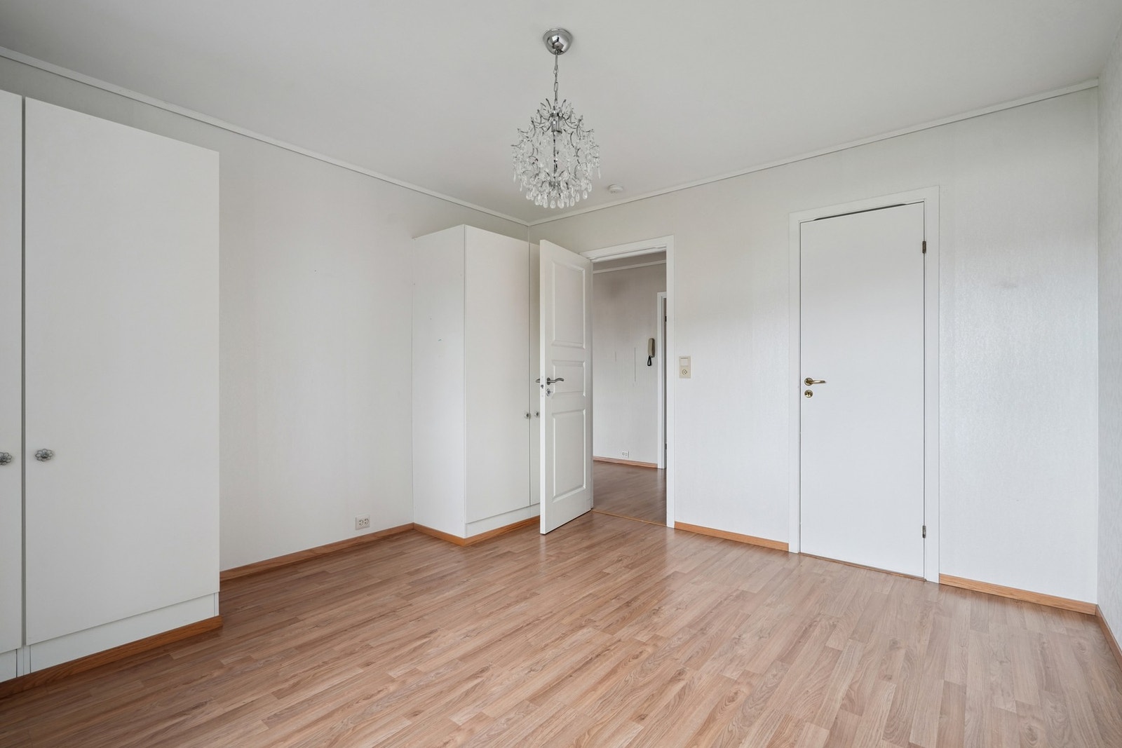 Hovedsoverom av god størrelse. Det er montert to garderobeskap som medfølger i handelen. Dør inn til walk in closet. Galleribilde