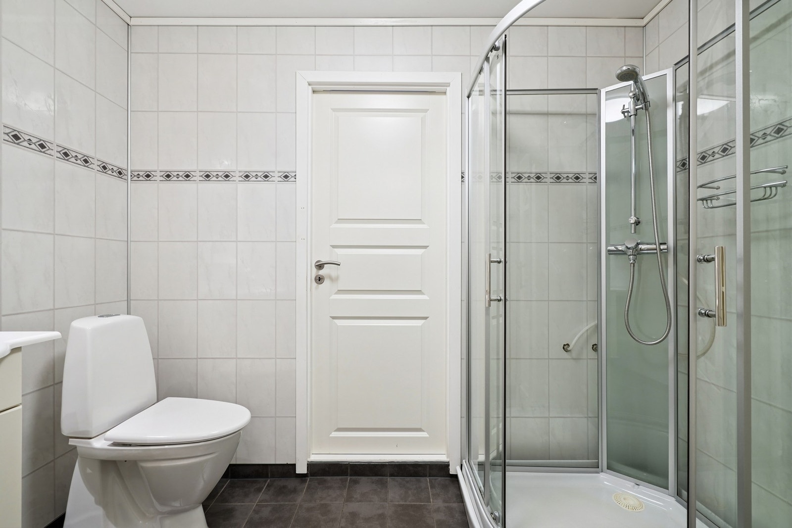 Badet er innredet med toalett og dusjkabinett. Galleribilde