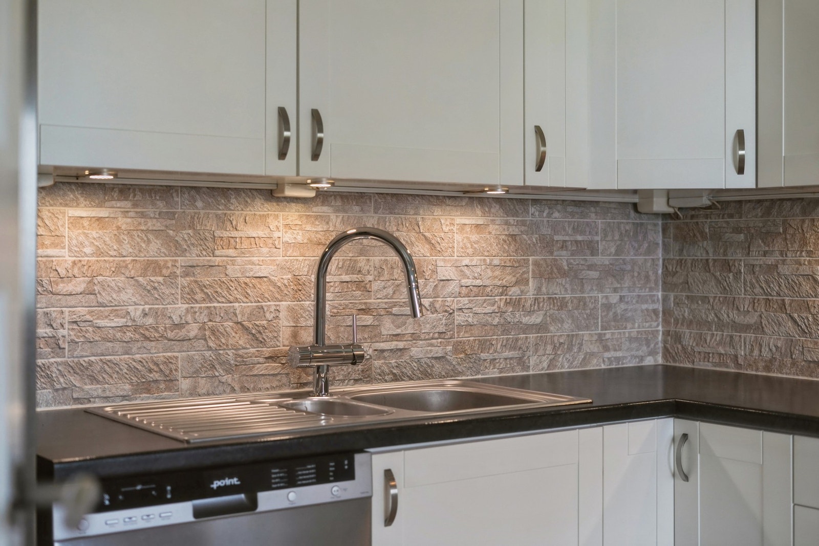 Det er montert belysning under overskap. Galleribilde