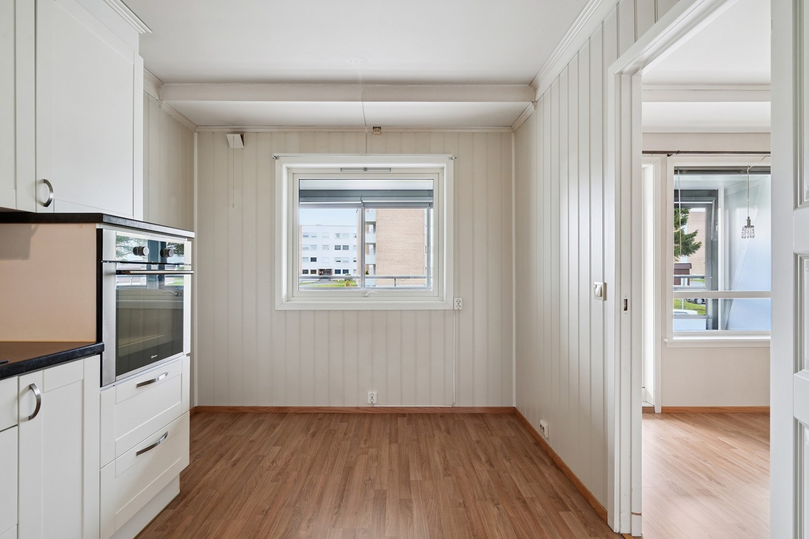 Det er plass til en liten spisegruppe på kjøkkenet. Galleribilde