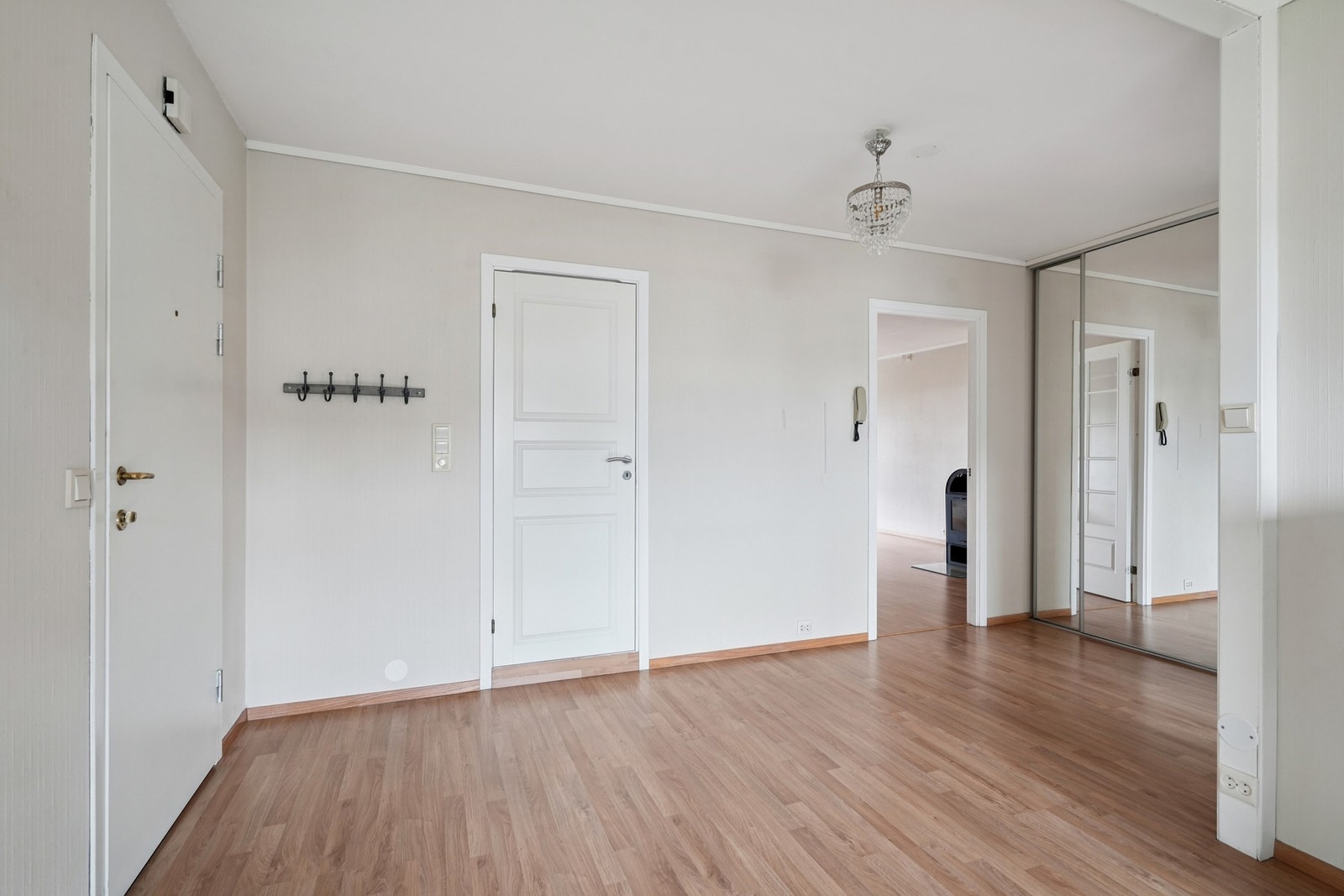 Romslig entré med god plass til oppbevaringsmøbler. Galleribilde