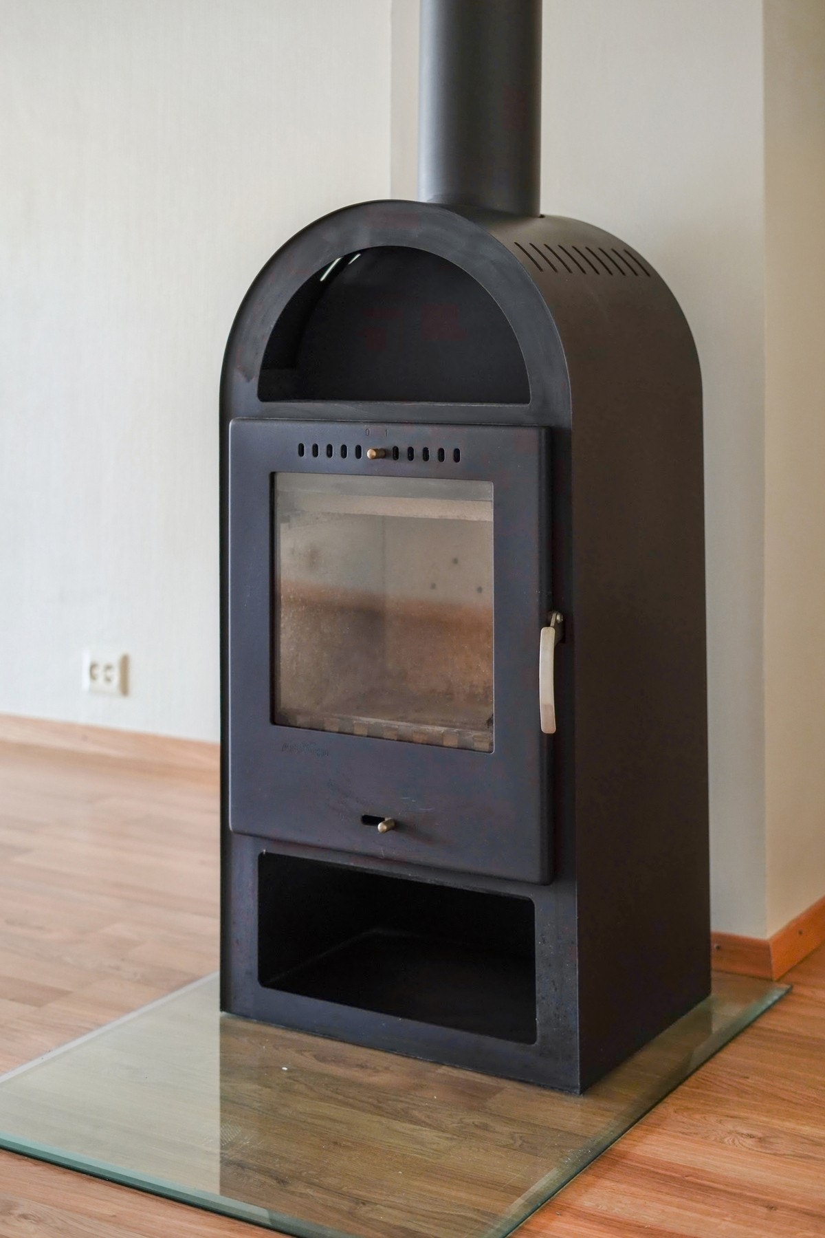 Vedovn på glassplate for god oppvarming. Galleribilde