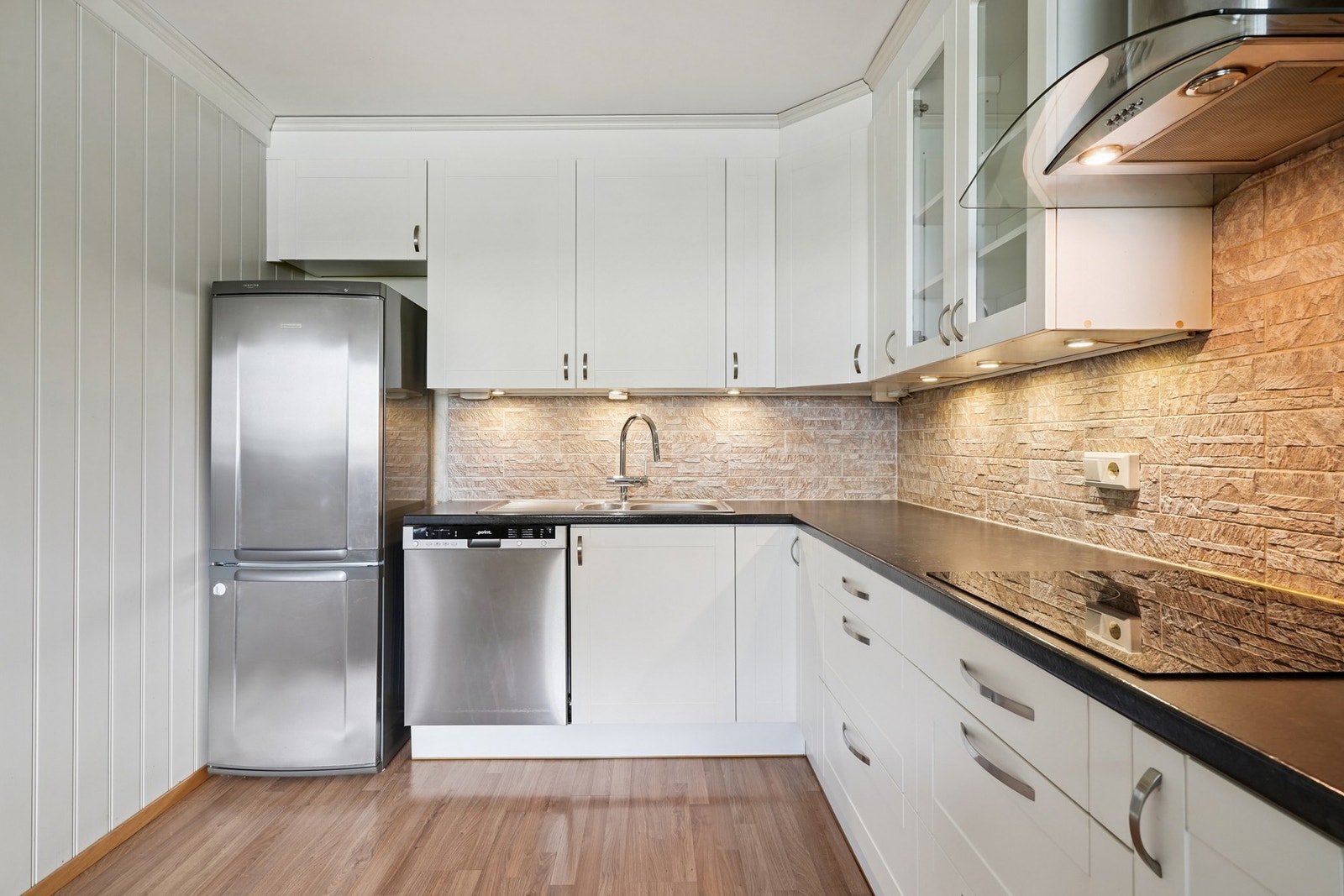 Kjøkkenet er utstyrt med oppvaskmaskin, kjøleskap, induksjonstopp og stekeovn. Galleribilde