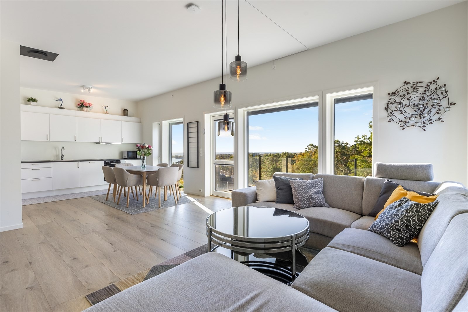 Stue og kjøkken er i praktisk åpen løsning - sosialt og hyggelig! Galleribilde