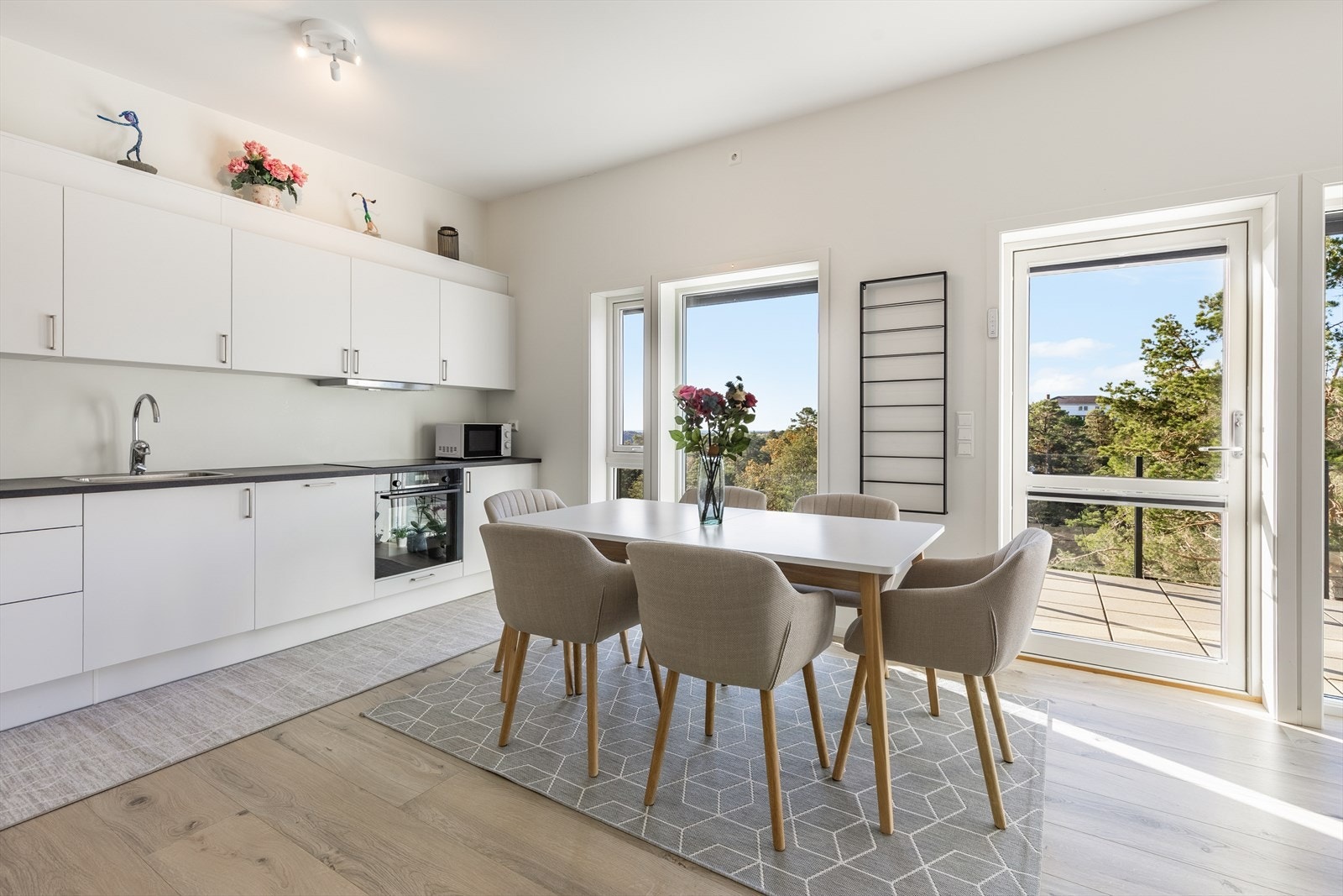 God plass til spisebord på kjøkkenet Galleribilde