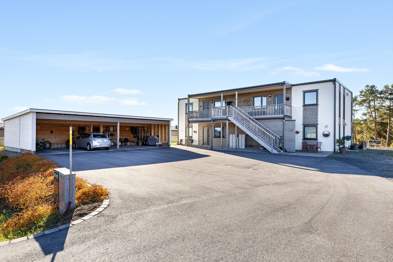 Asfaltert tun med biloppstilling i carport Galleribilde