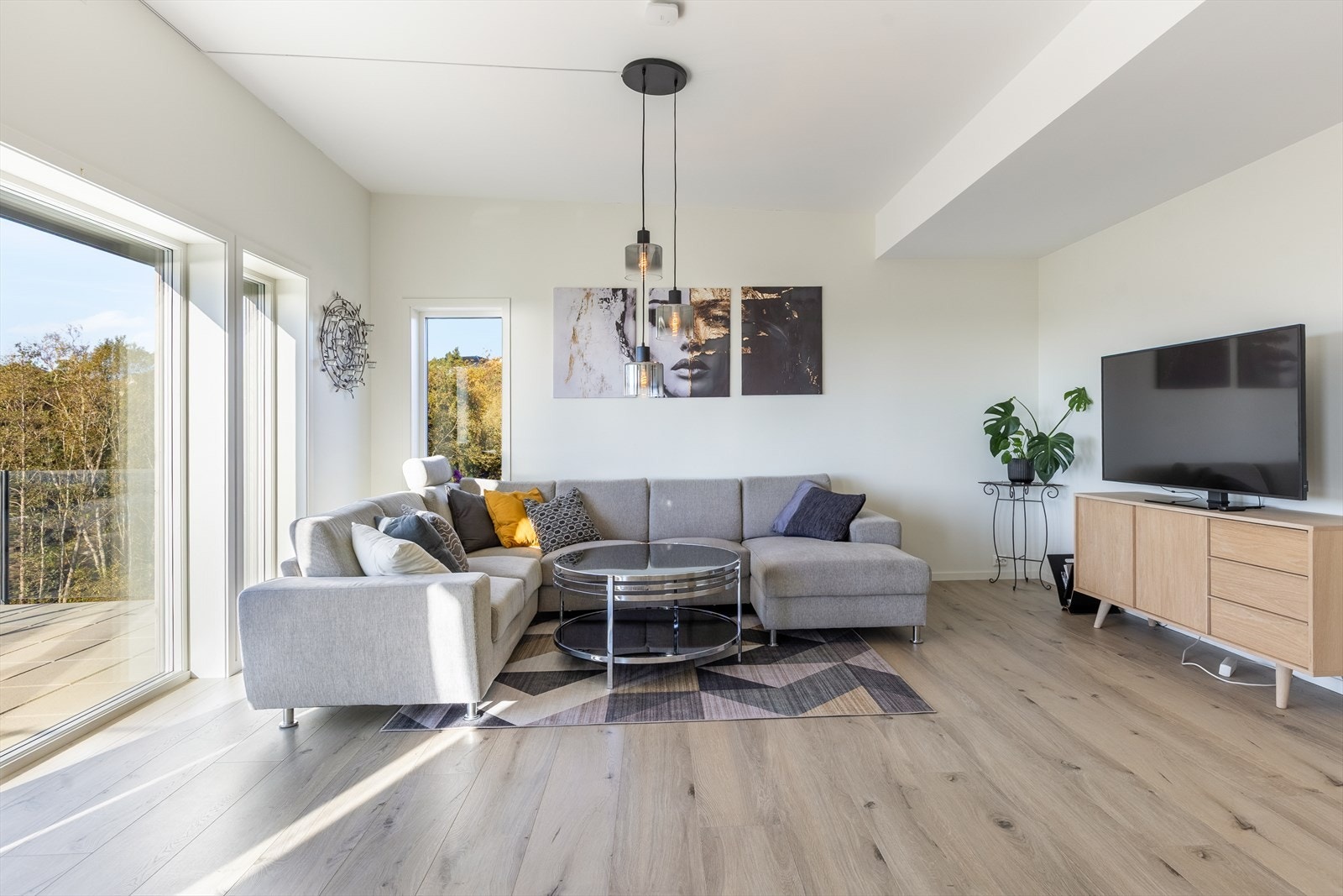 Lys og koselig stue med god plass til sofagruppe og spisebord Galleribilde