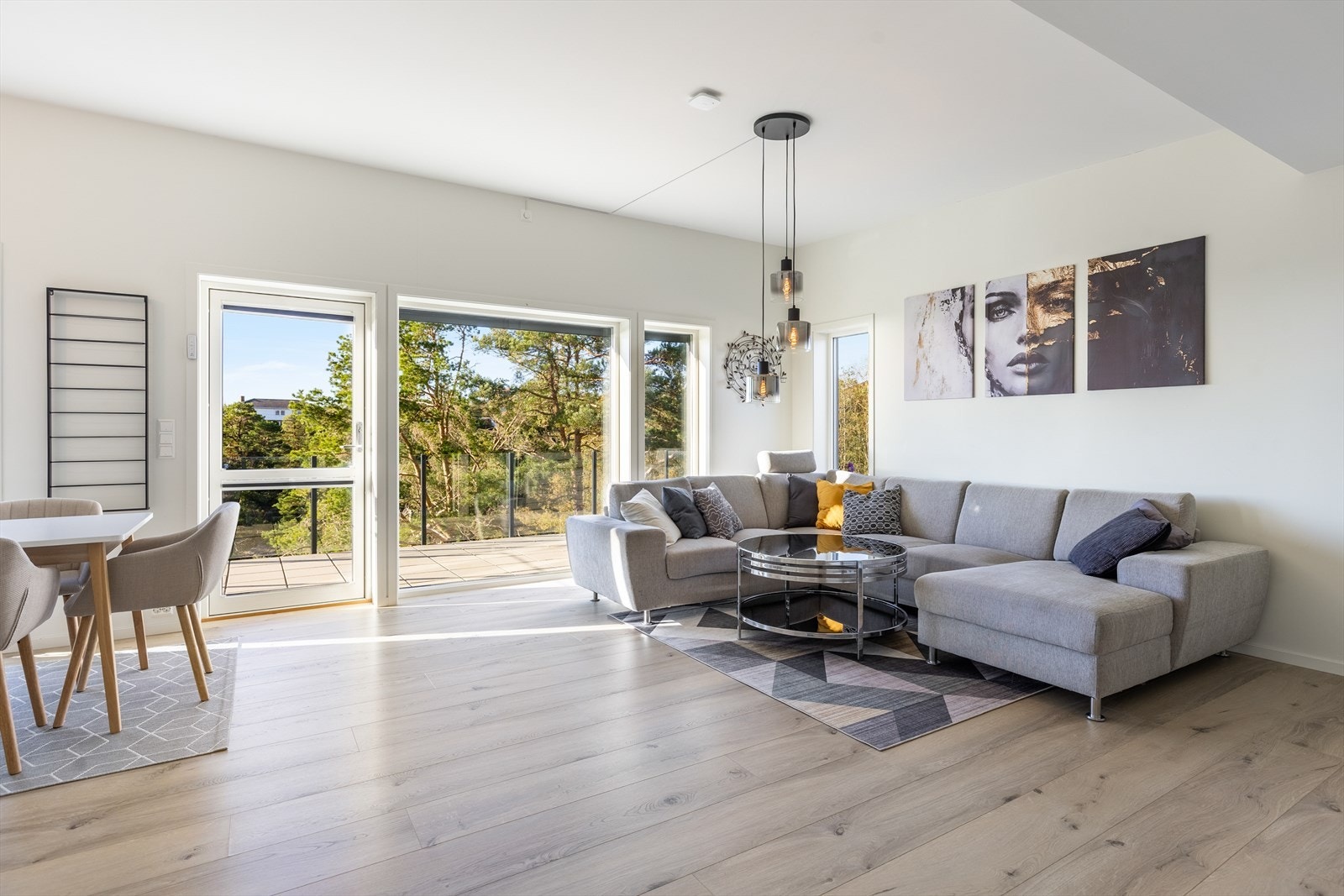 Godt med naturlig lysinnslipp fra stue fra store vindusflater Galleribilde