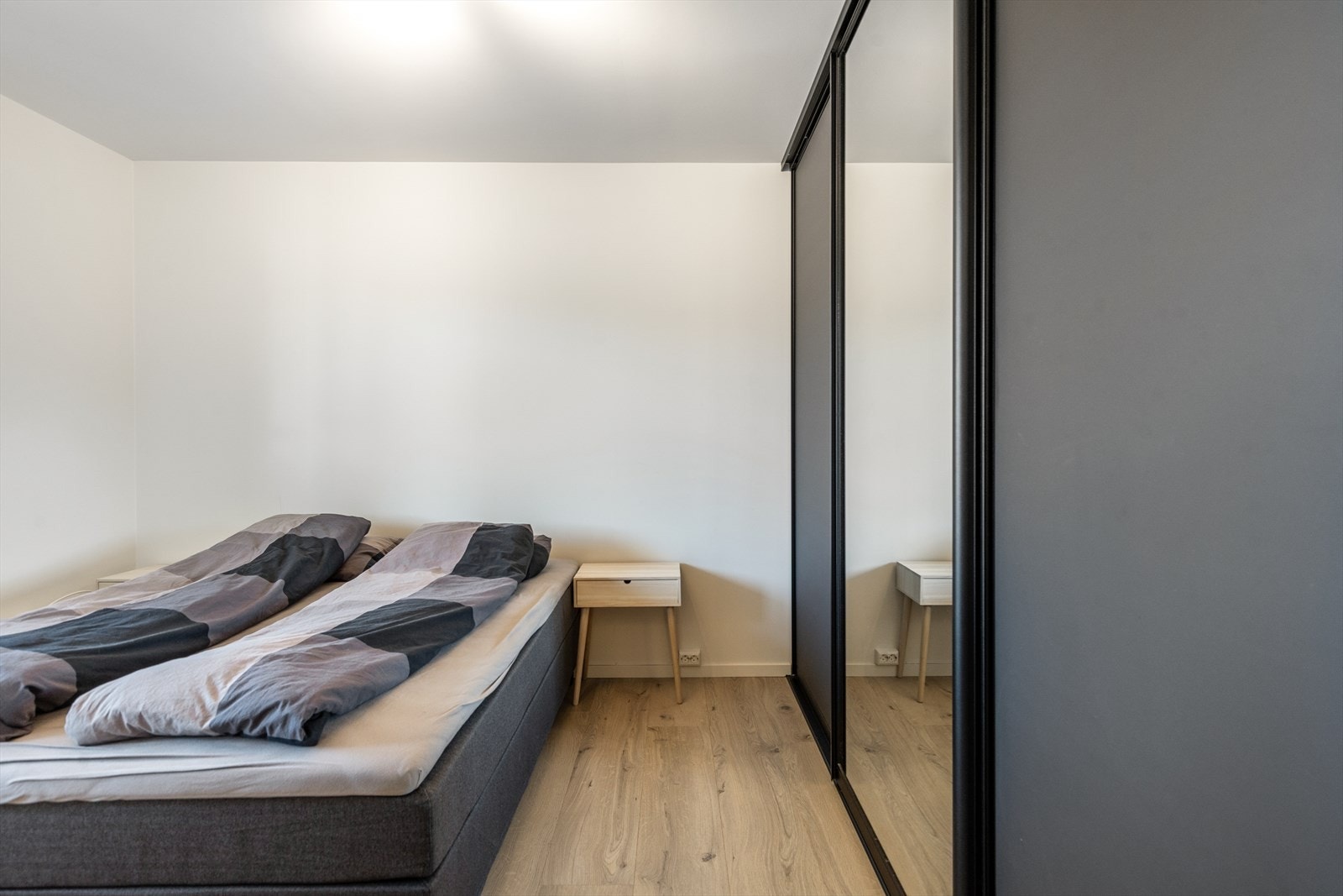 Soverom med stor skyvedørsgarderobe Galleribilde