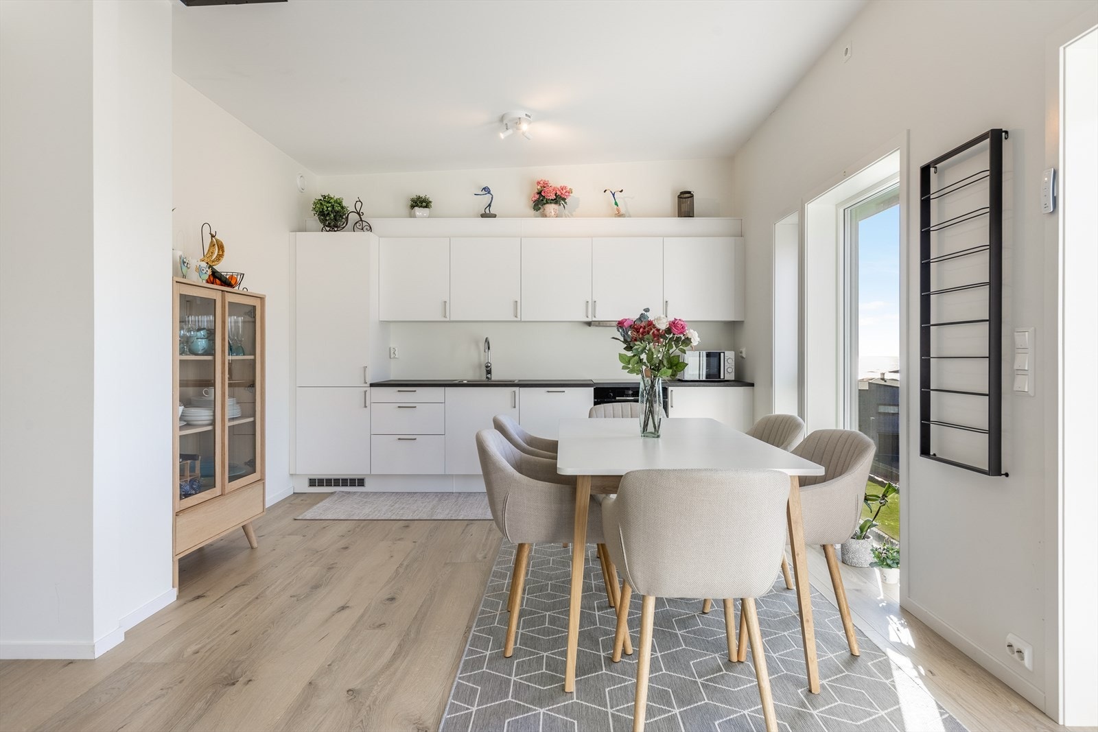 Kjøkken fra HTH med integrerte hvitevarer Galleribilde