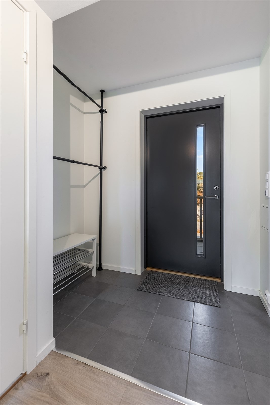 Entrè med plass til å henge fra seg yttertøy - flislagt gulv med varmekabler i yttergang Galleribilde