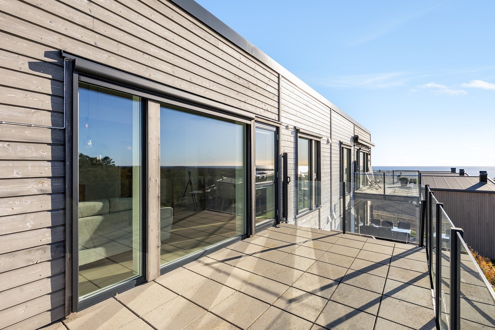 Her kan man nyte solen og utsikten Galleribilde