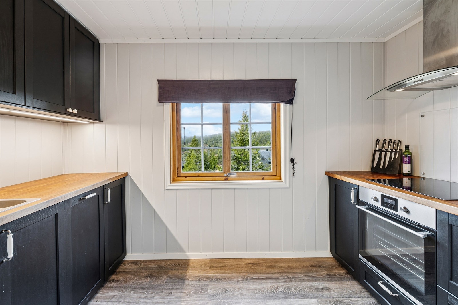 Kjøkkenet har en praktisk utforming med gode arbeidsflater. Galleribilde