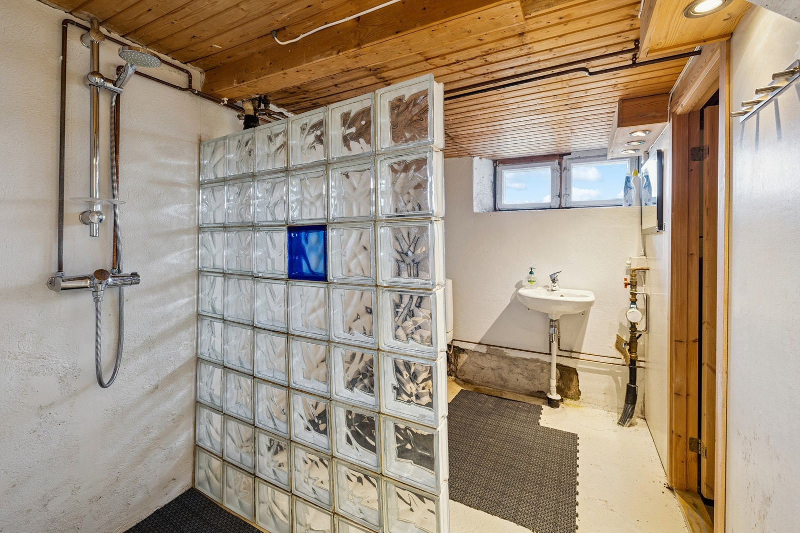 Badet i kjelleren er enkelt innredet med toalett, servant og dusjnisje. Galleribilde